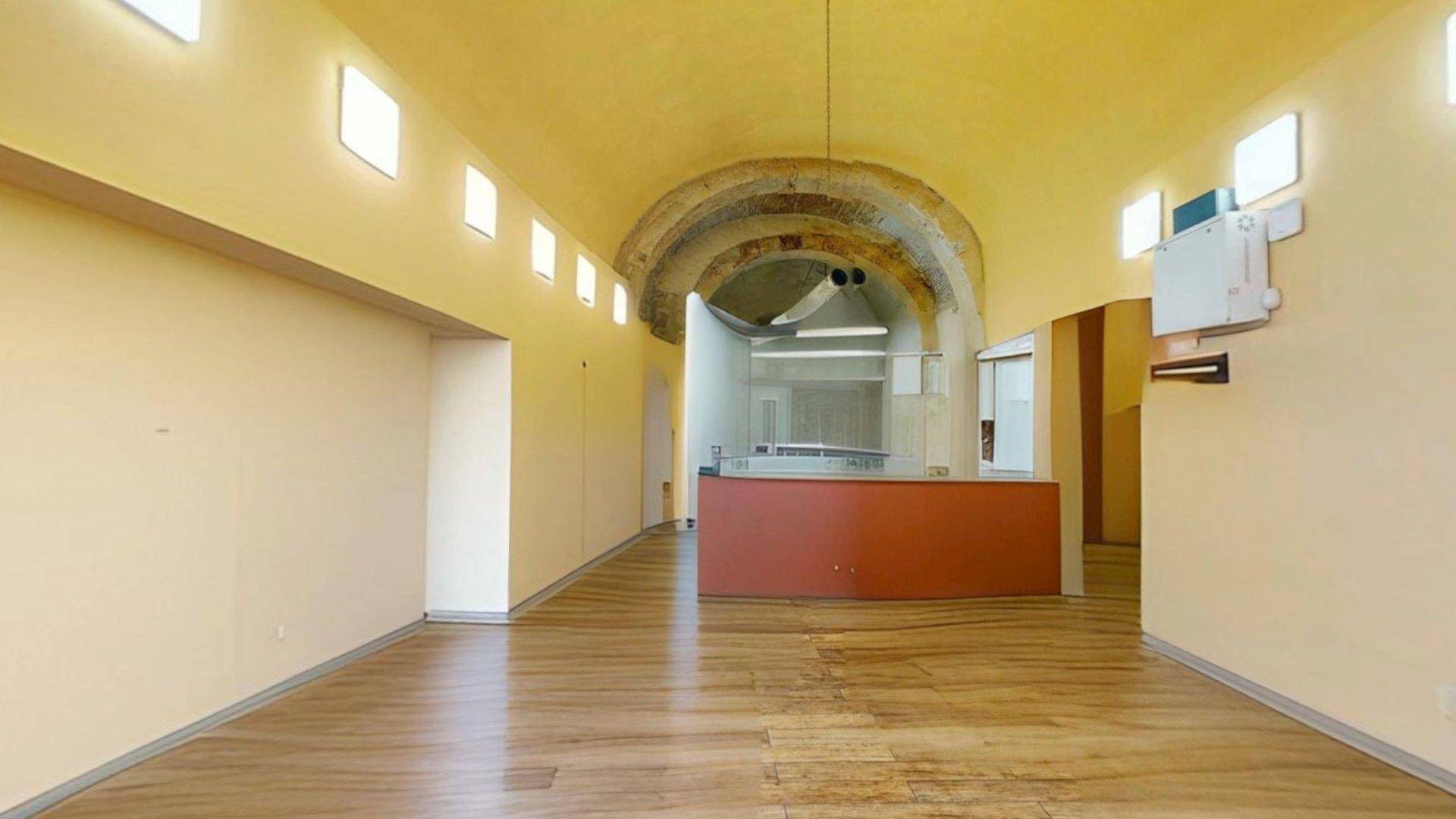 Locale commerciale in vendita a Cagliari, Stampace