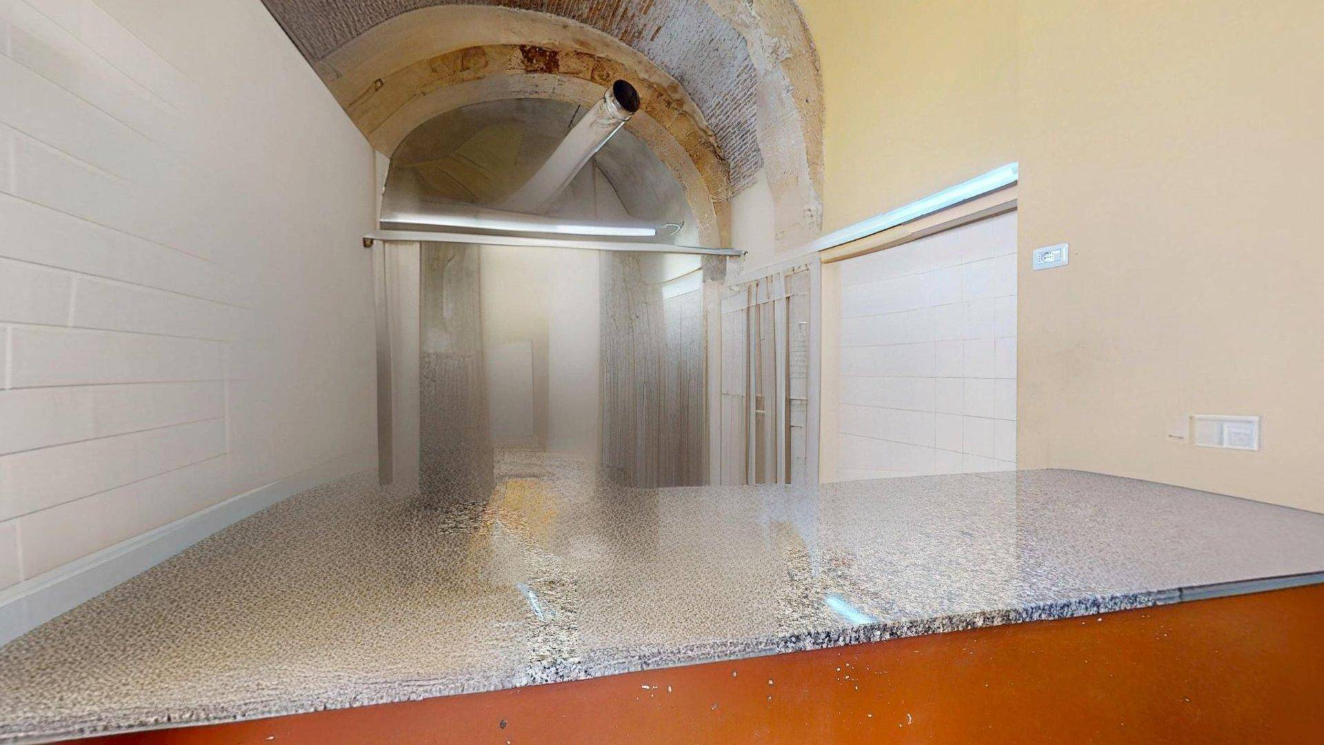 Locale commerciale in vendita a Cagliari, Stampace