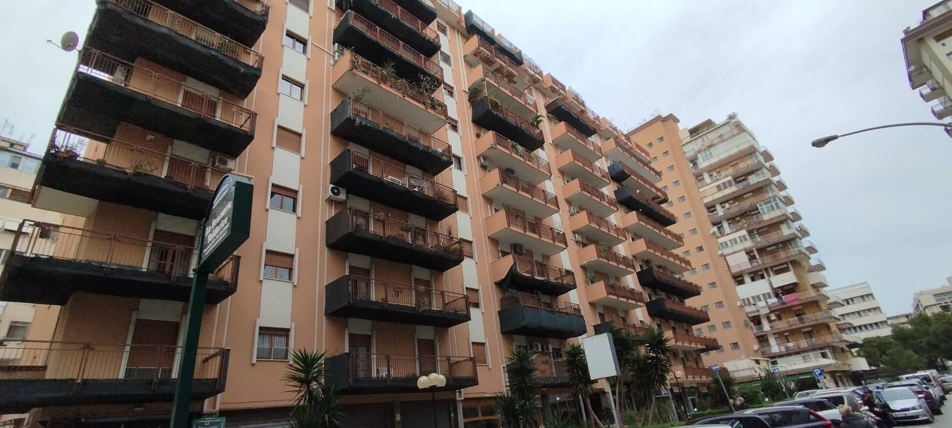 Locale commerciale in affitto a Palermo, De Gasperi