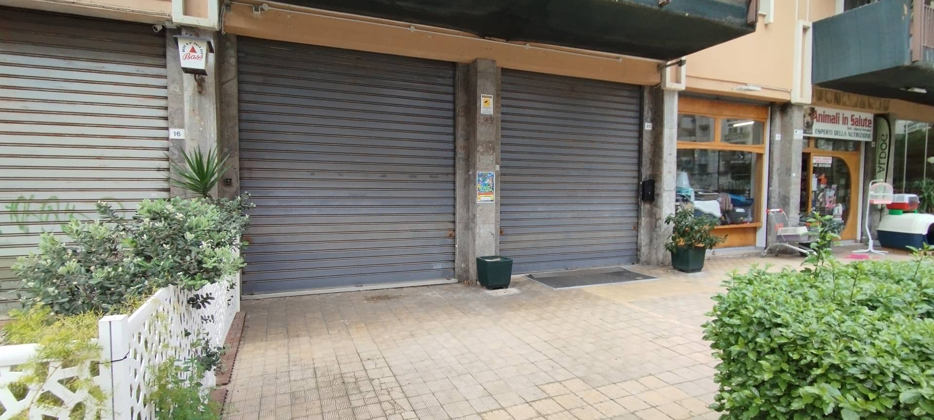 Locale commerciale in affitto a Palermo, De Gasperi