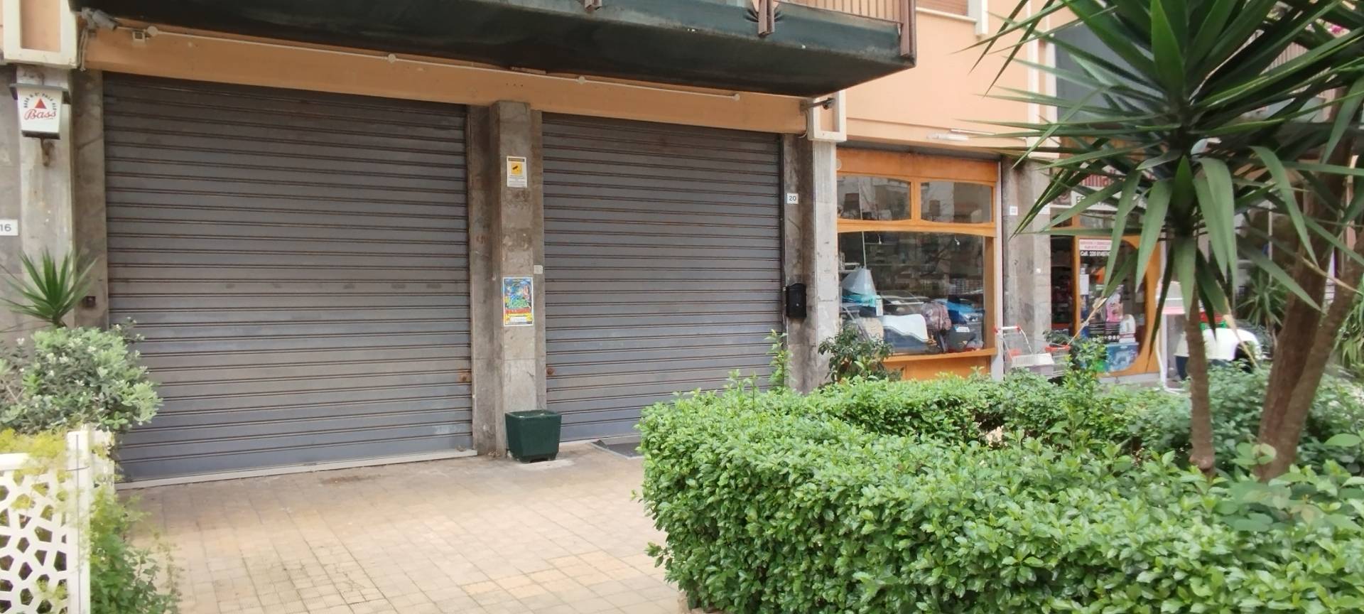 Locale commerciale in affitto a Palermo, De Gasperi