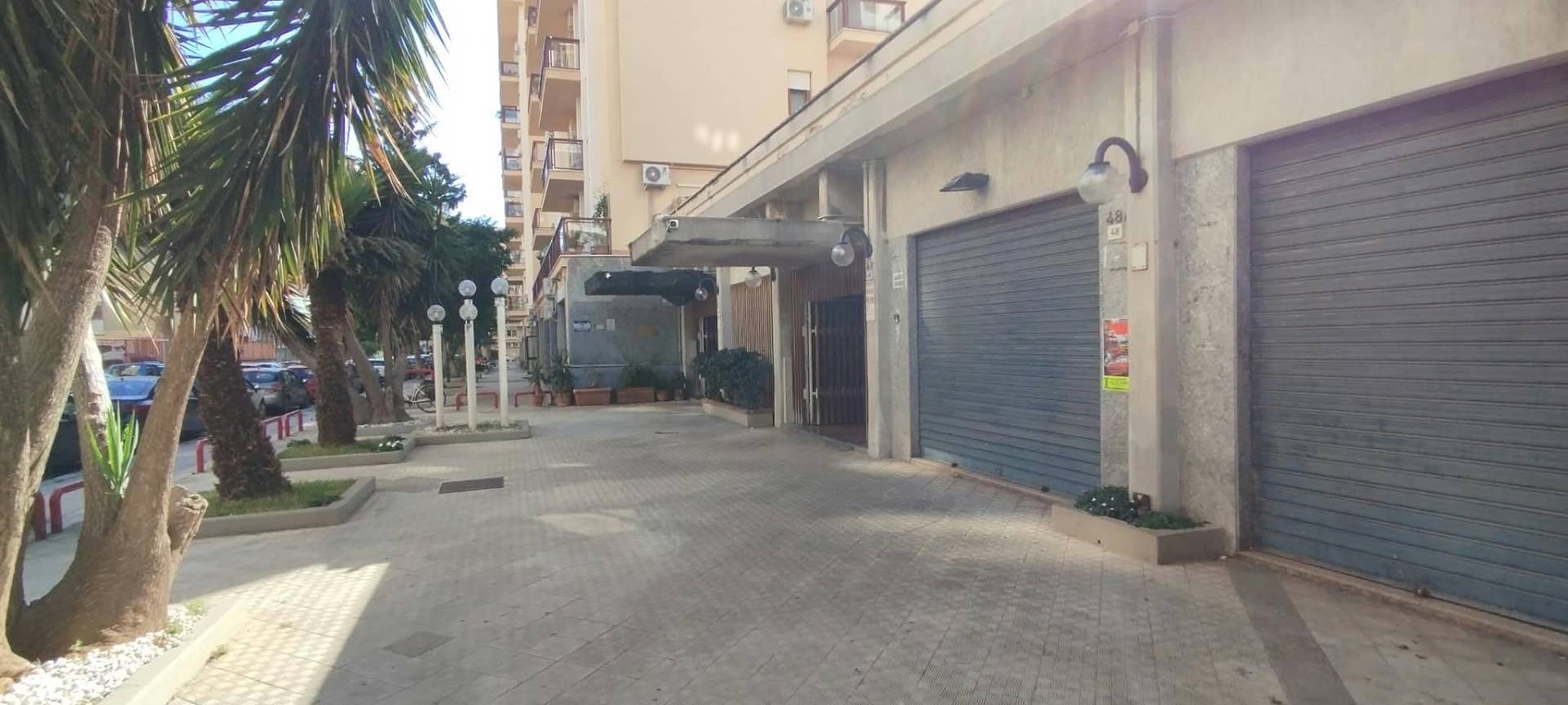 Locale commerciale in vendita a Palermo, Galilei