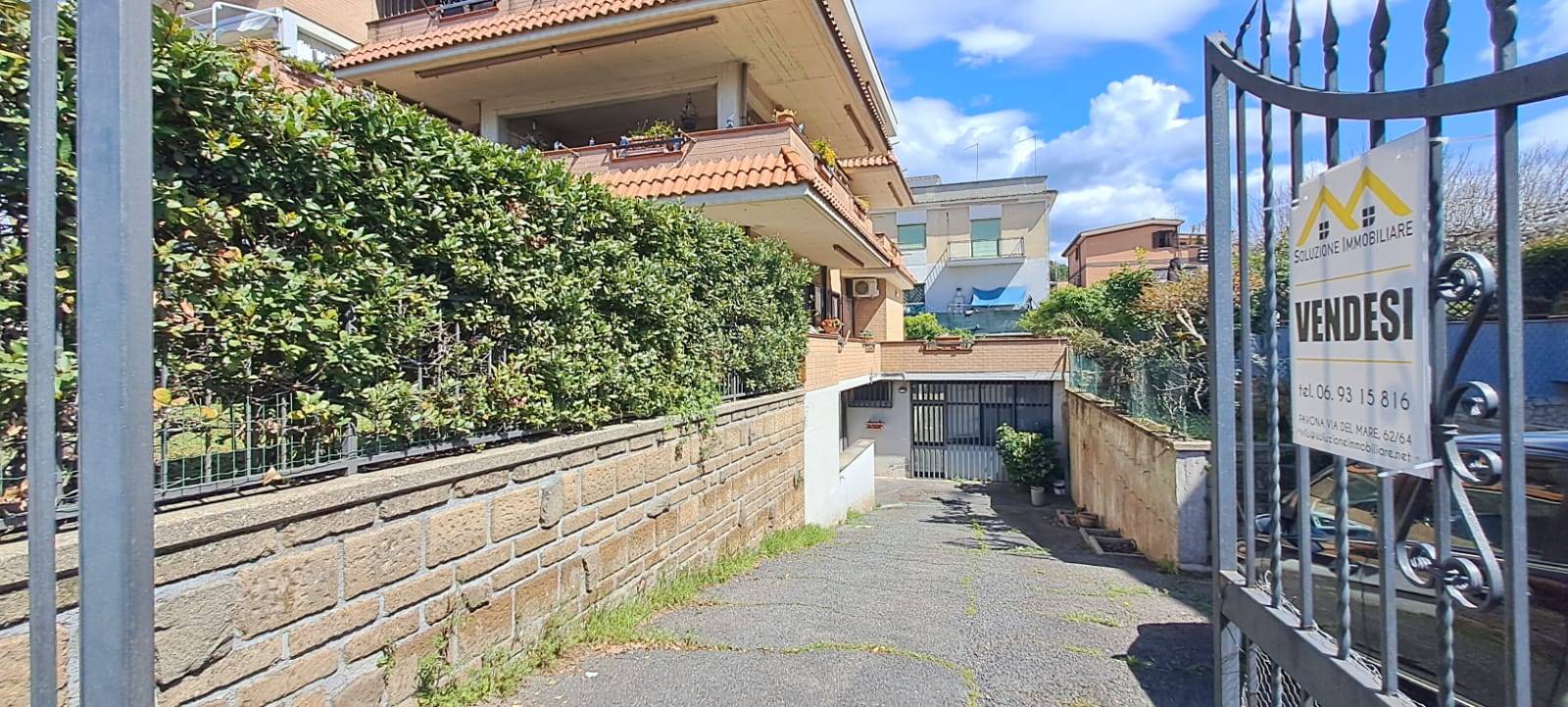 Locale commerciale in vendita a Albano Laziale, Pavona