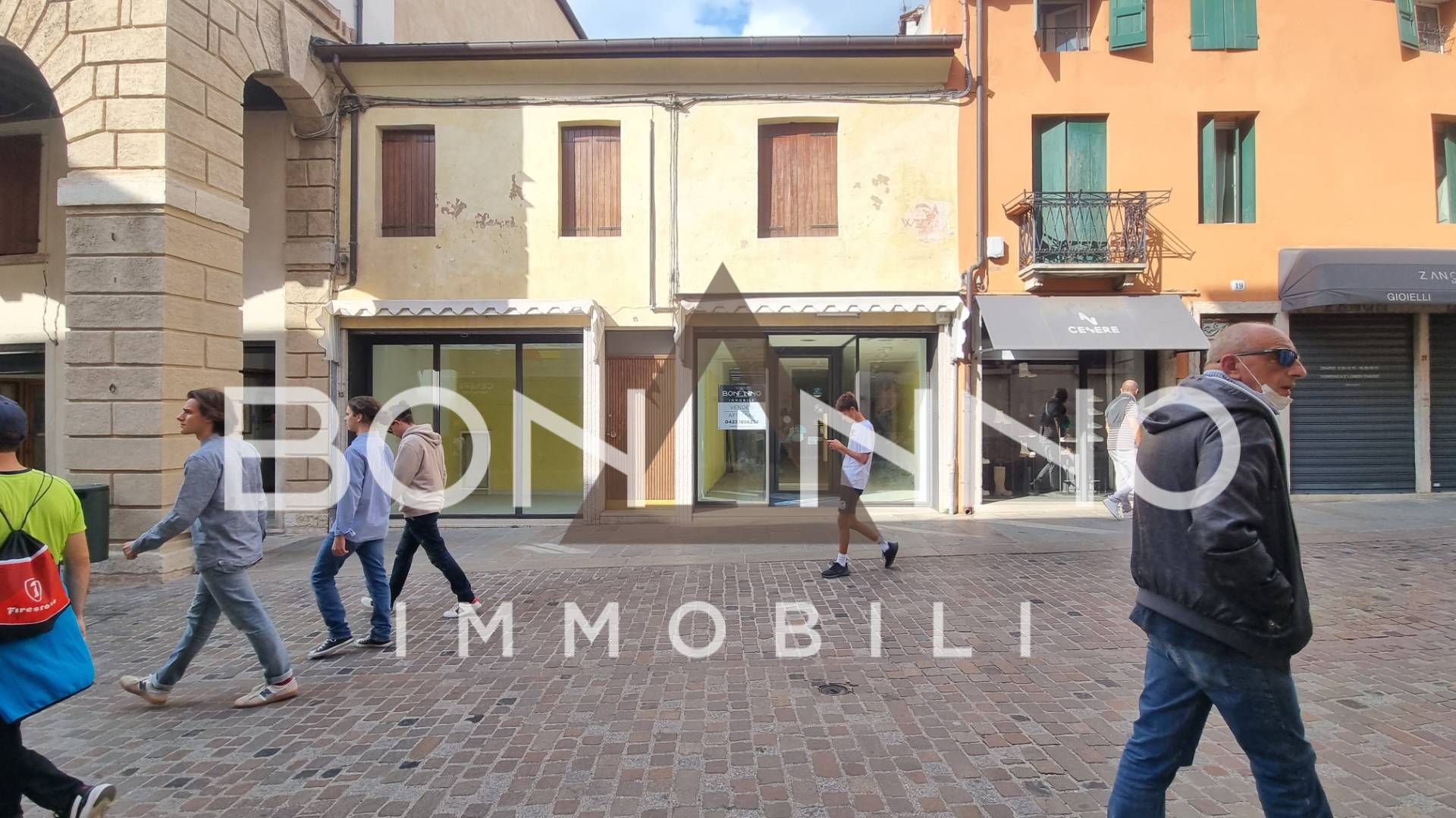 Locale commerciale in affitto a Bassano del Grappa
