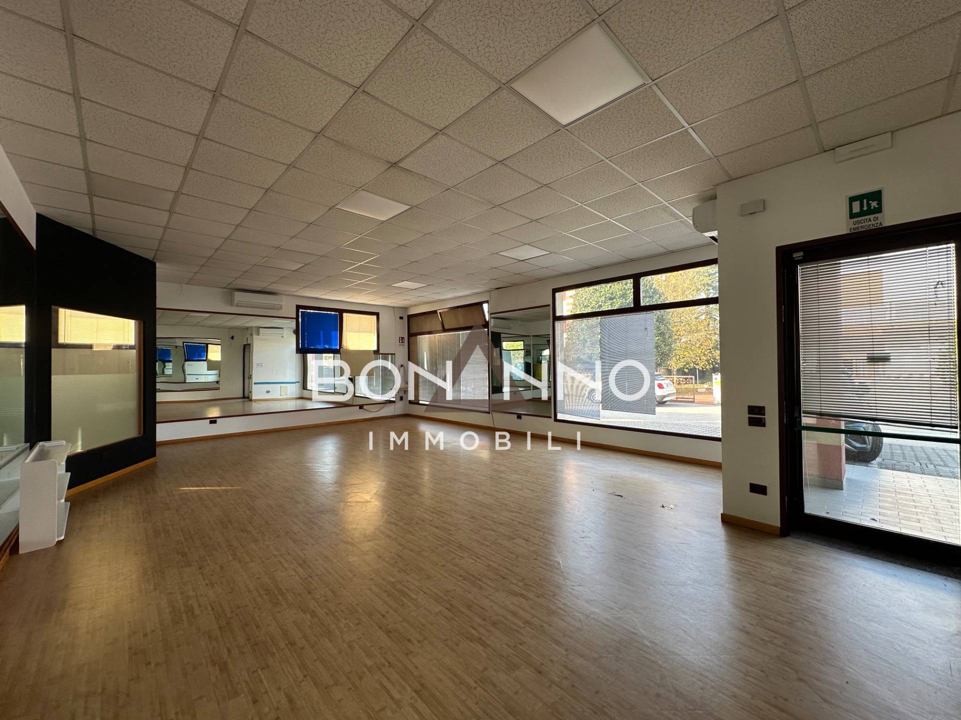 Locale commerciale in affitto a Camposampiero