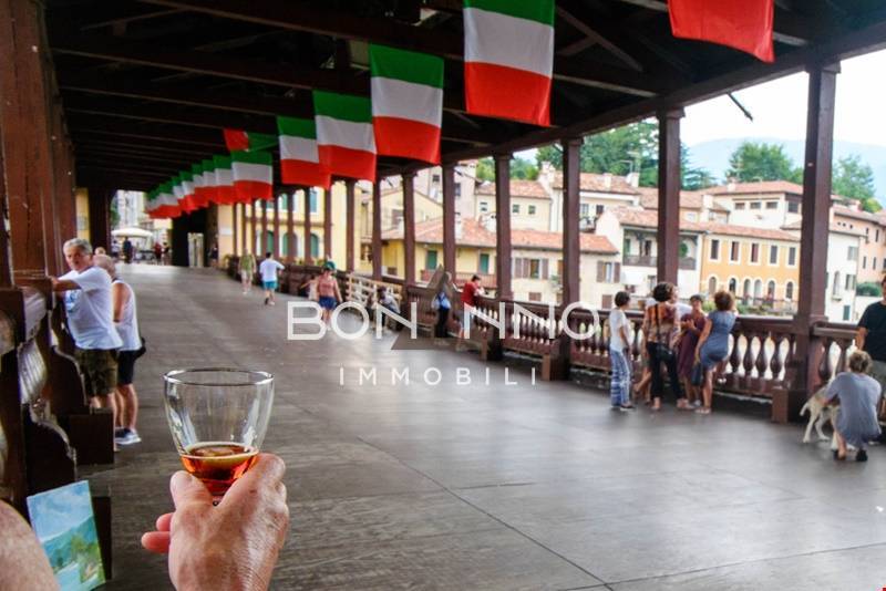 Locale commerciale in vendita a Bassano del Grappa