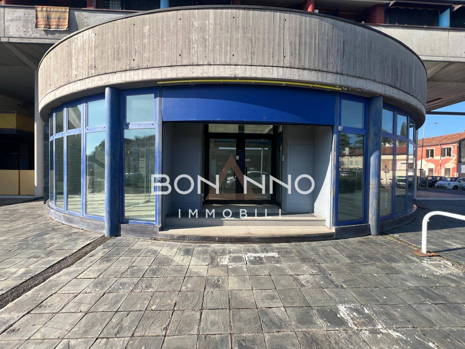 Locale commerciale in affitto a Castelfranco Veneto