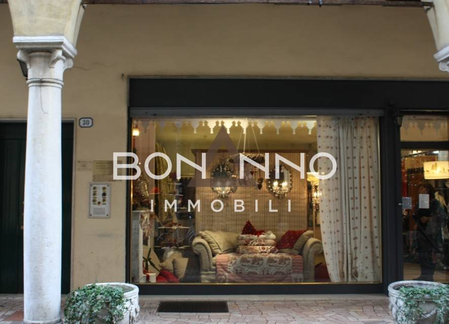 Locale commerciale in affitto a Bassano del Grappa