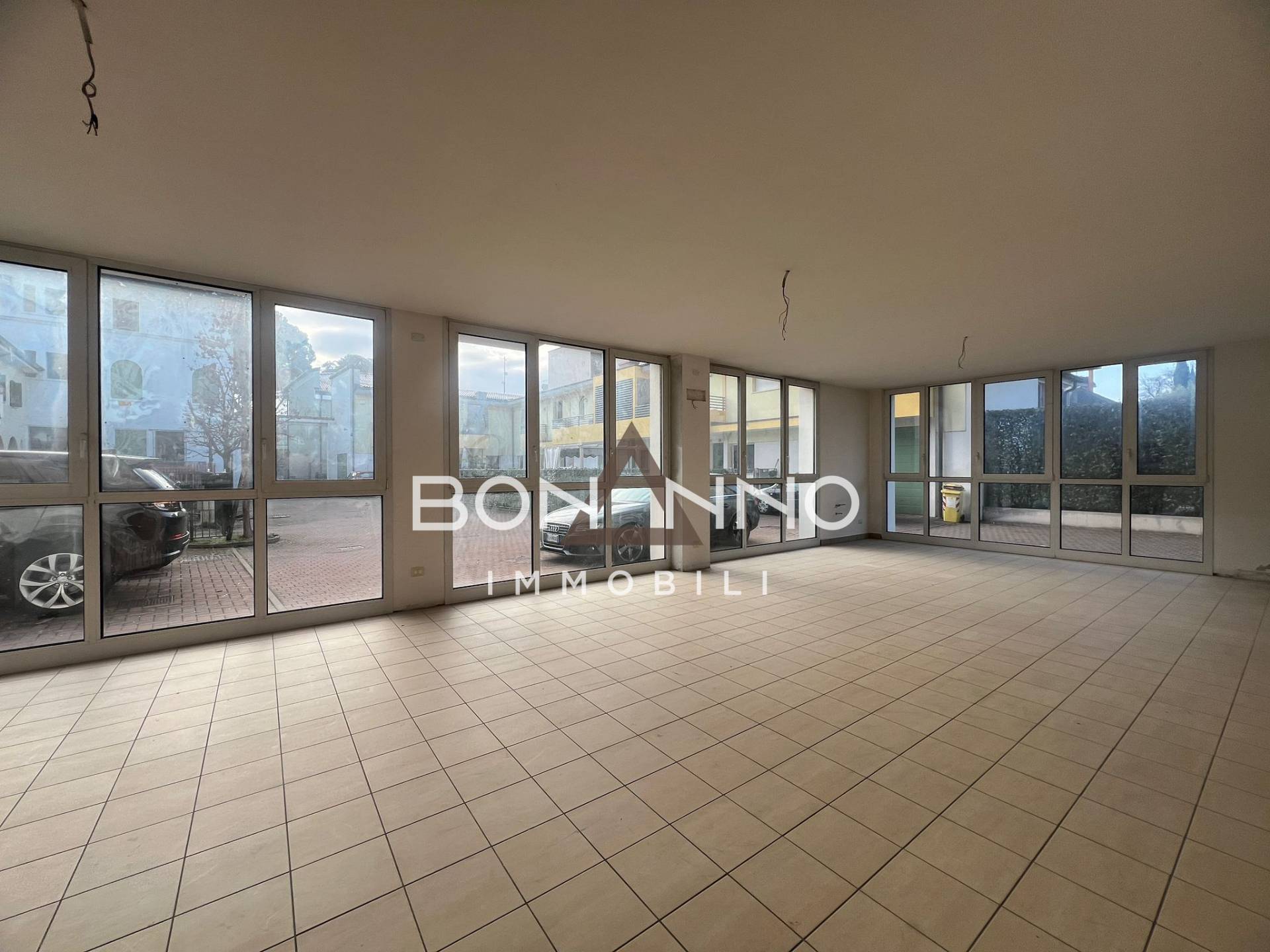 Locale commerciale in vendita a Rossano Veneto