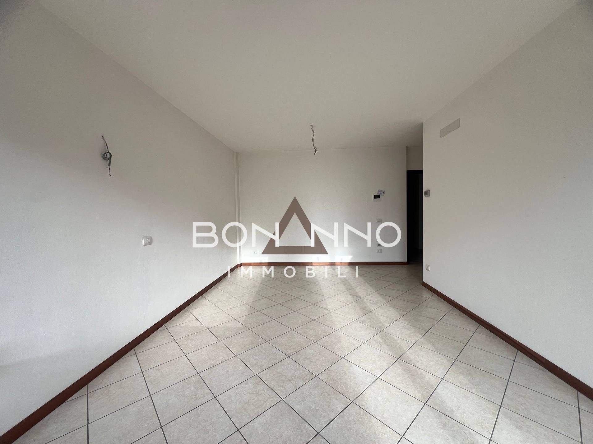 Locale commerciale in vendita a Rossano Veneto