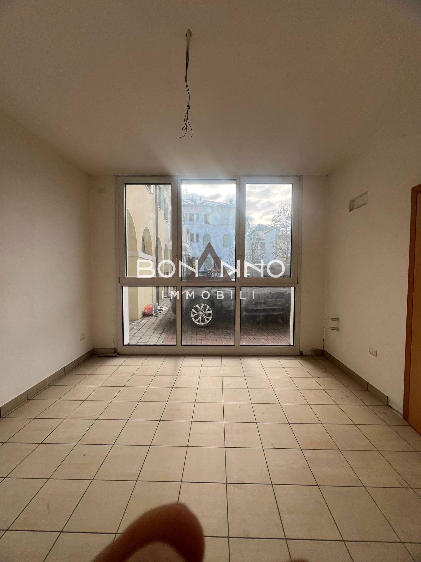 Locale commerciale in vendita a Rossano Veneto