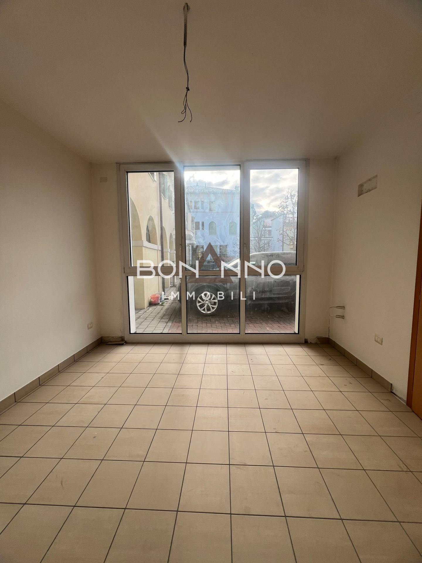 Locale commerciale in vendita a Rossano Veneto