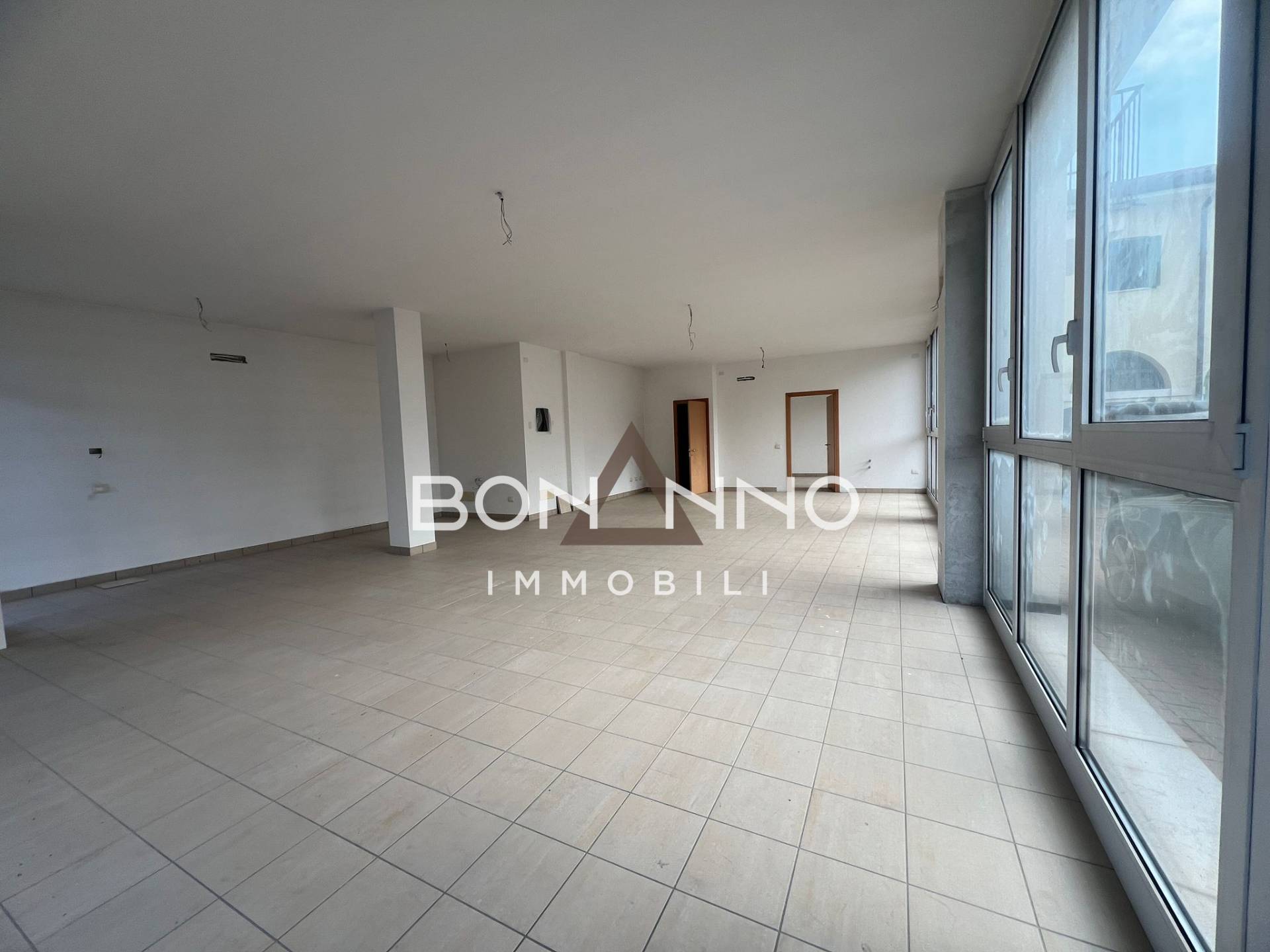 Locale commerciale in vendita a Rossano Veneto