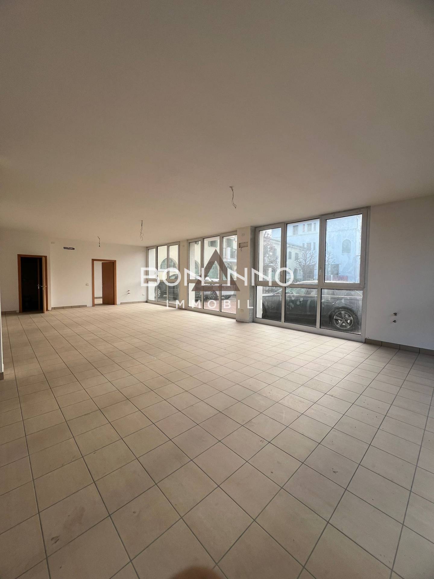 Locale commerciale in vendita a Rossano Veneto