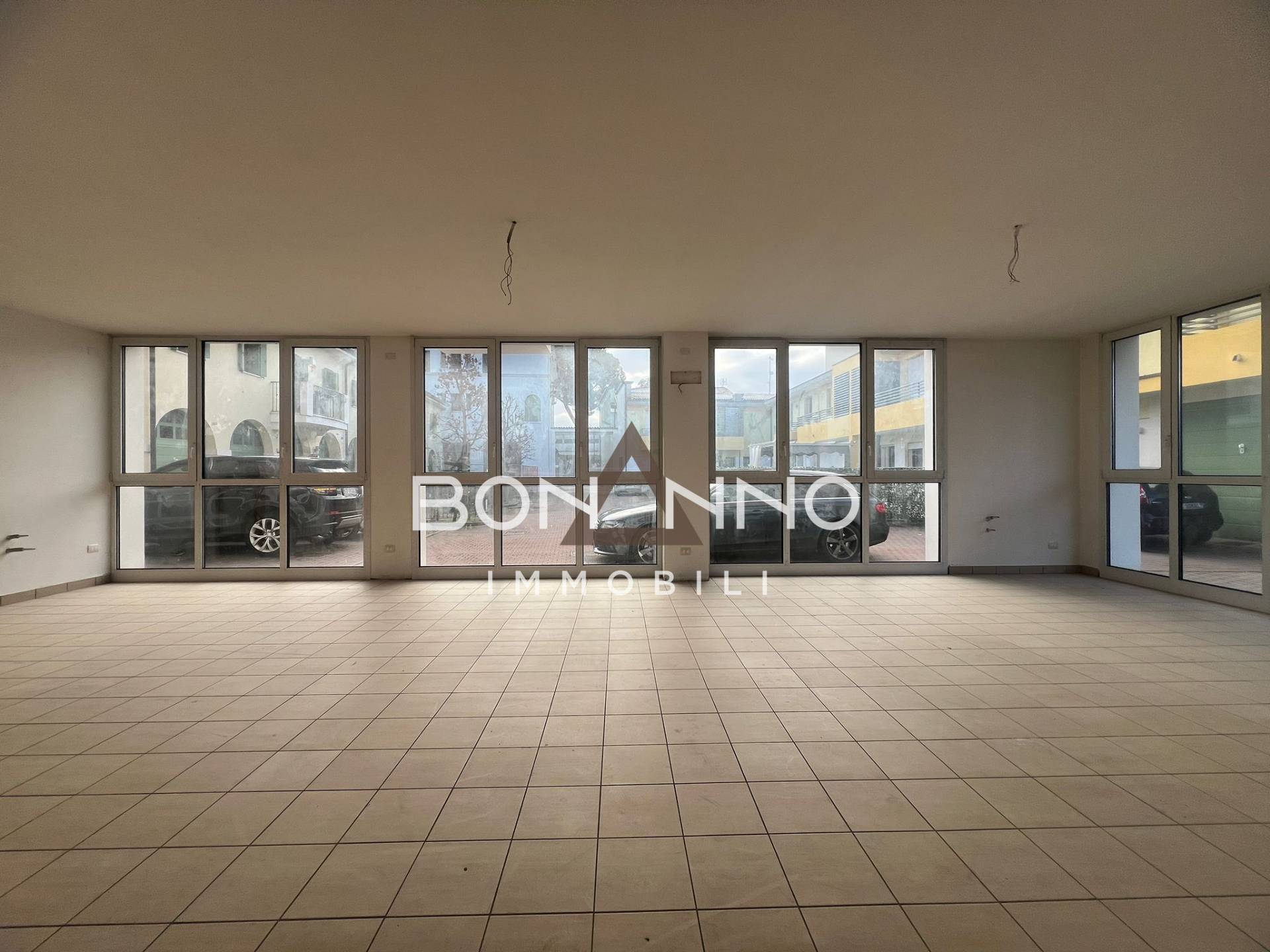 Locale commerciale in vendita a Rossano Veneto