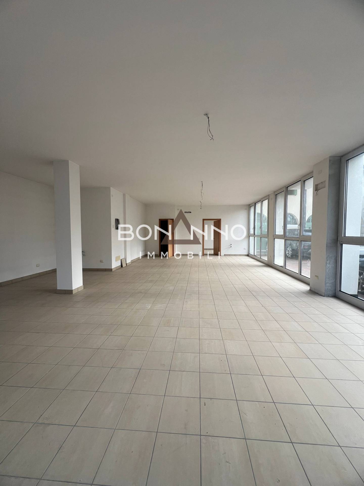 Locale commerciale in vendita a Rossano Veneto