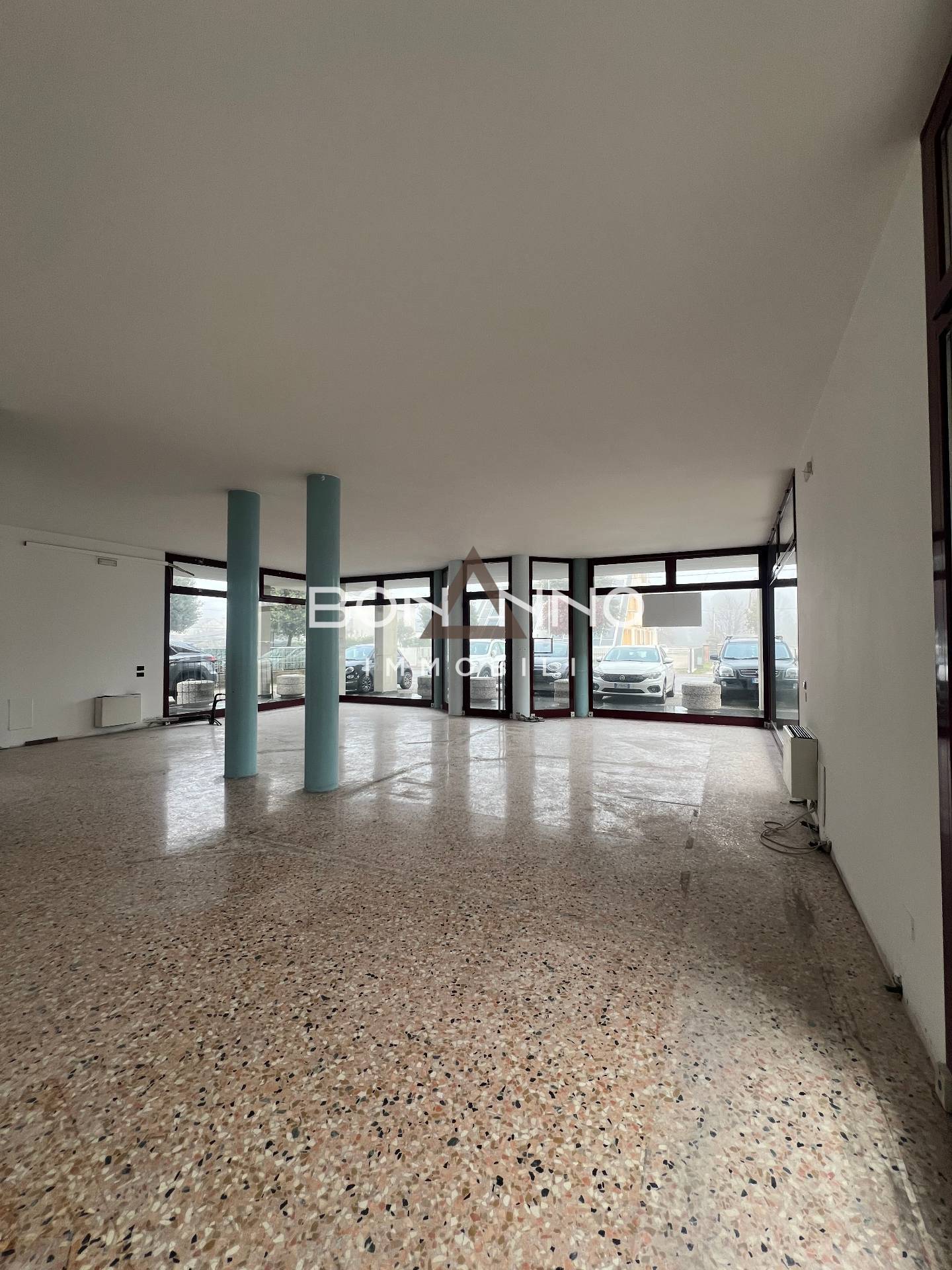 Locale commerciale in vendita a Loreggia