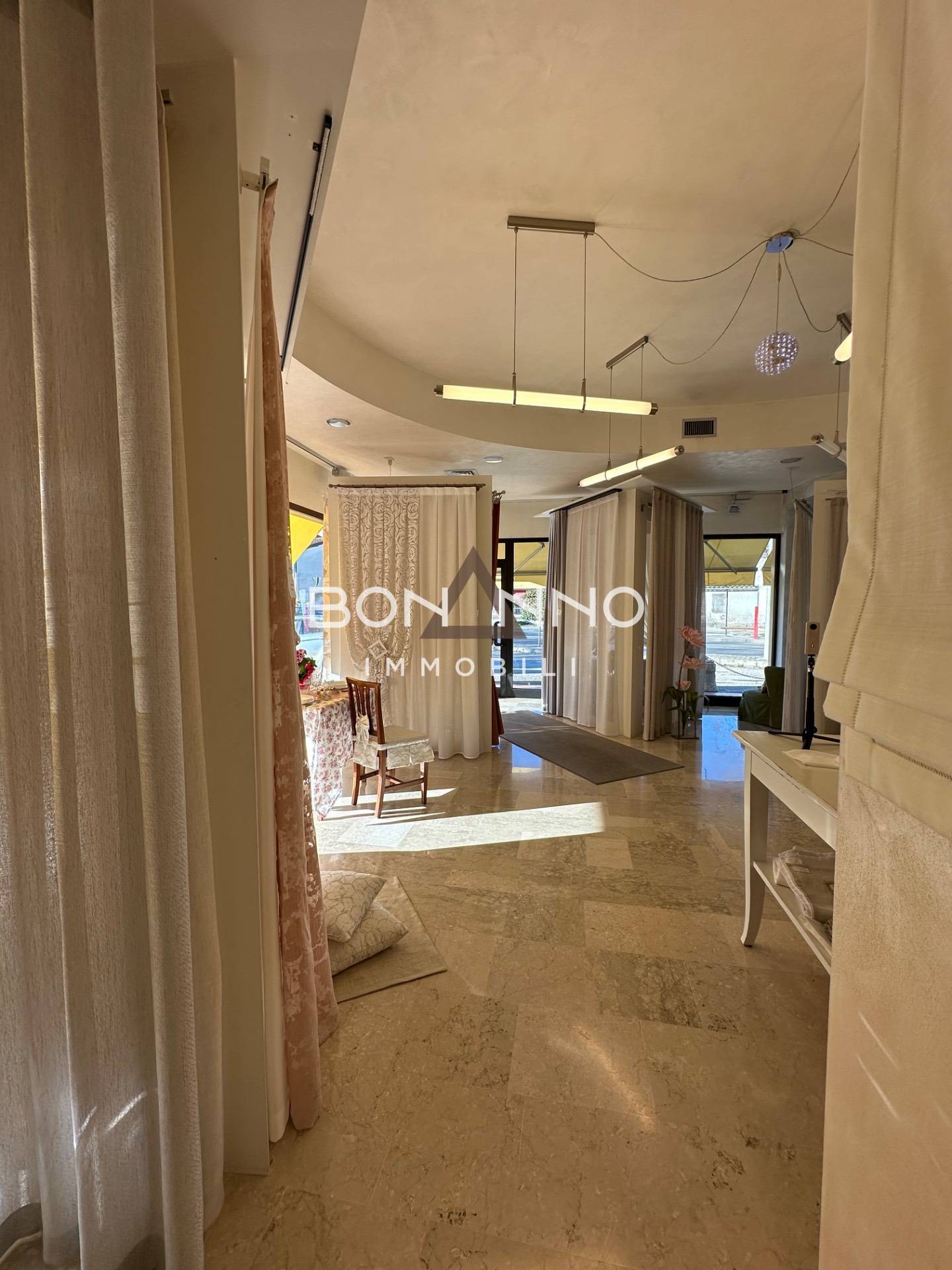 Locale commerciale in vendita a Volpago del Montello