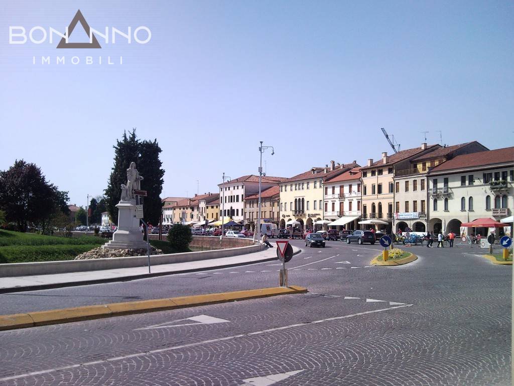Locale commerciale in vendita a Castelfranco Veneto
