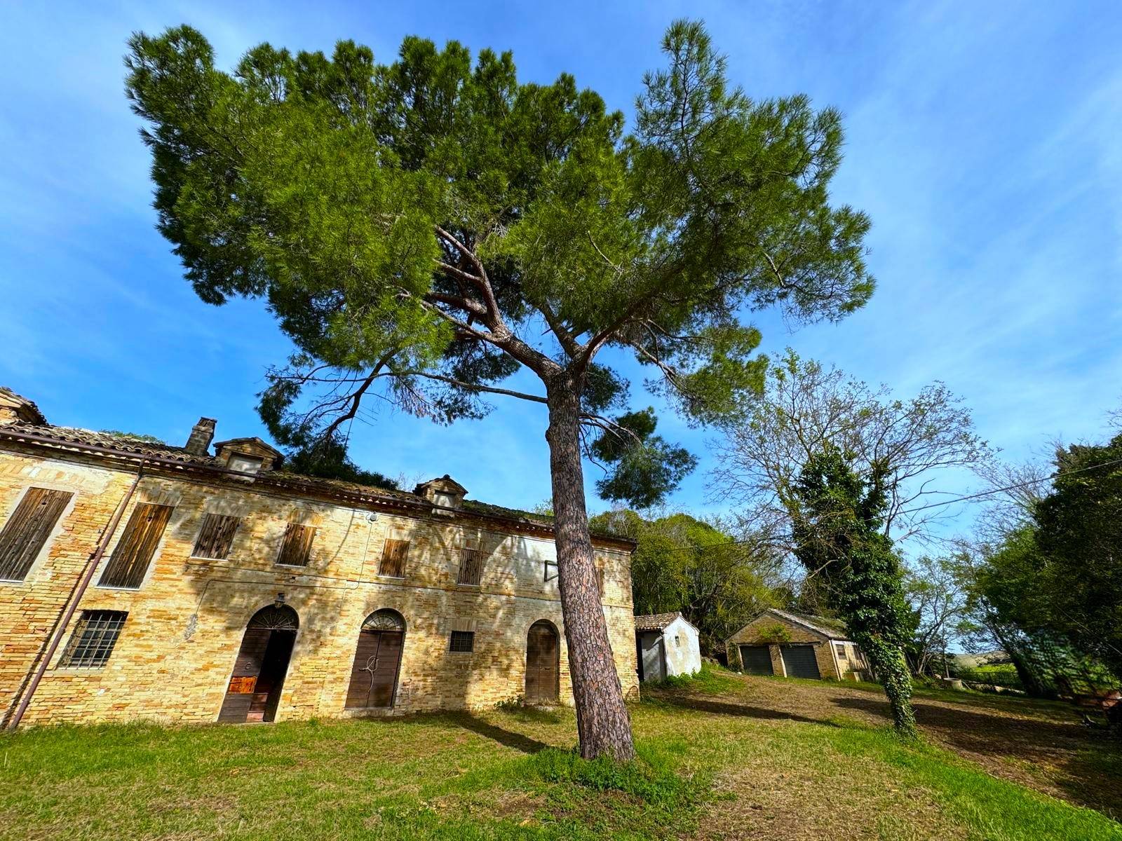 Casa Colonica con Terreno in vendita a Sant'Elpidio a Mare