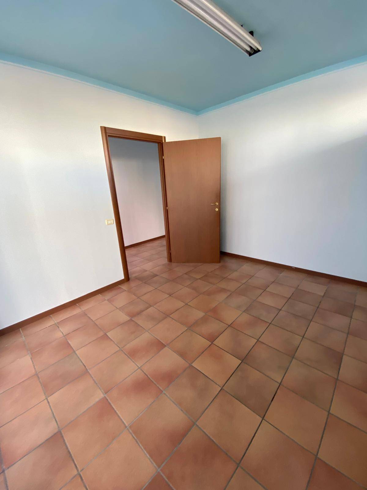 Locale commerciale - artigianale - uffici in vendita a Fermo, Santa Caterina