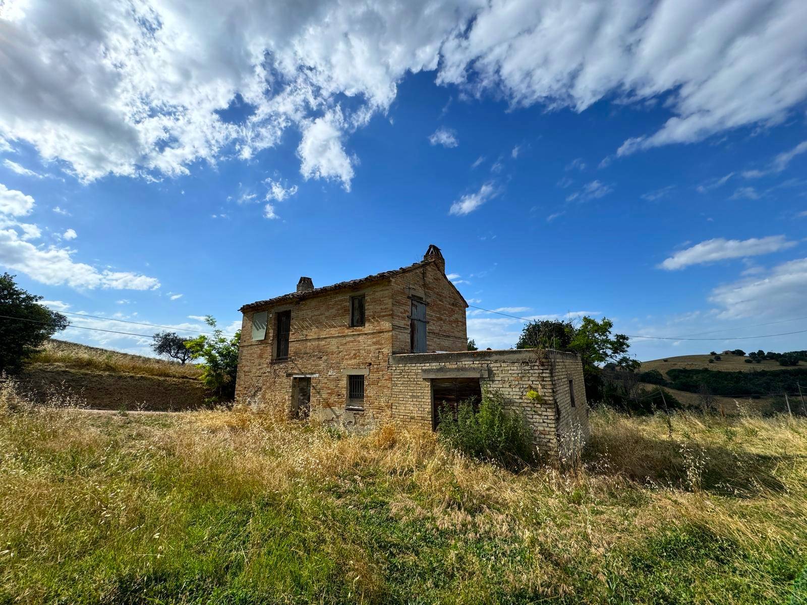 Rudere con terreno in vendita a Monte Giberto