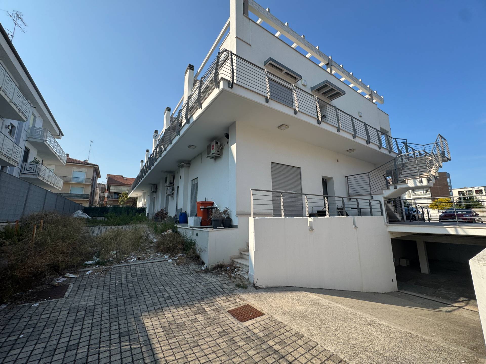 Locale commerciale - artigianale - uffici in vendita a Civitanova Marche