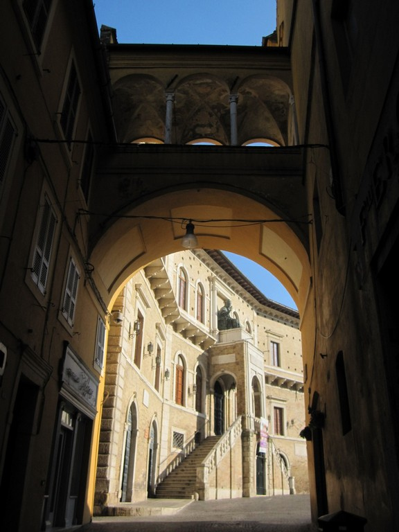 Locale commerciale - artigianale - uffici in vendita a Fermo, Piazzetta