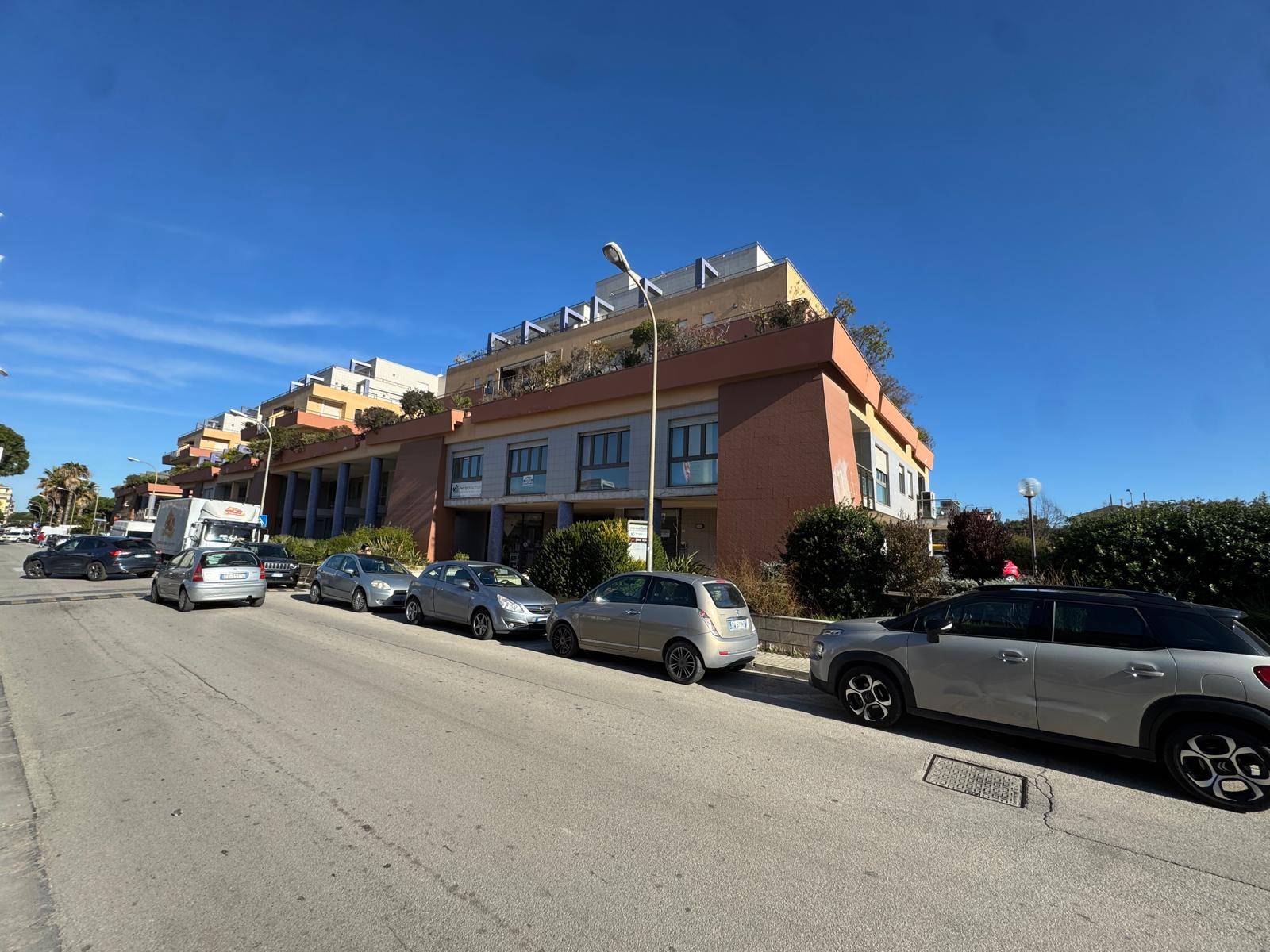 Locale commerciale - artigianale - uffici in vendita a Porto San Giorgio, Piazza Gaslini