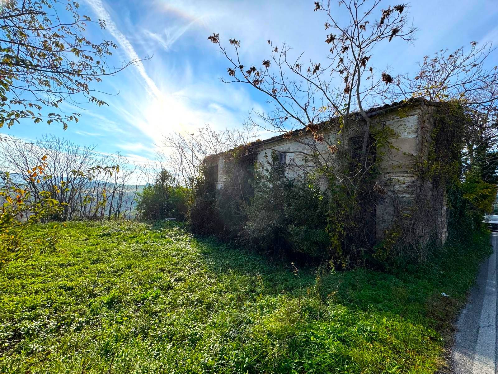 Rudere con terreno in vendita a Montegranaro