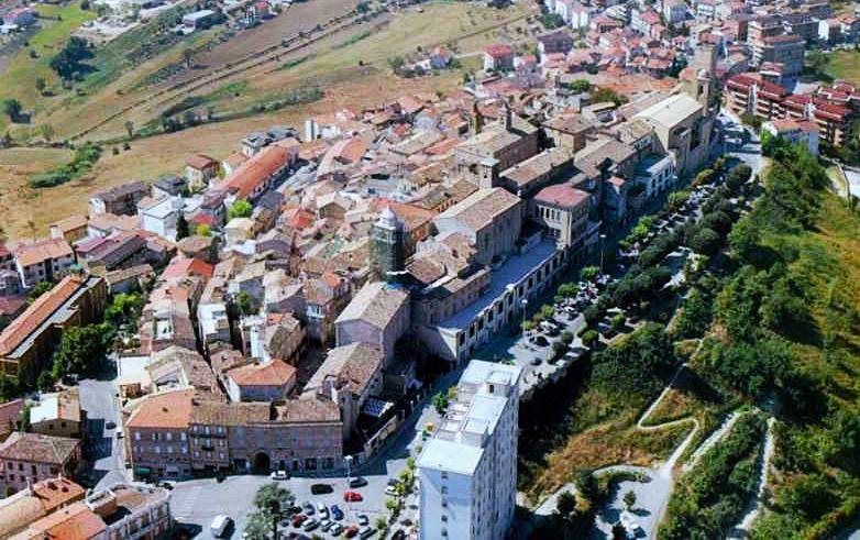 Rudere con terreno in vendita a Montegranaro