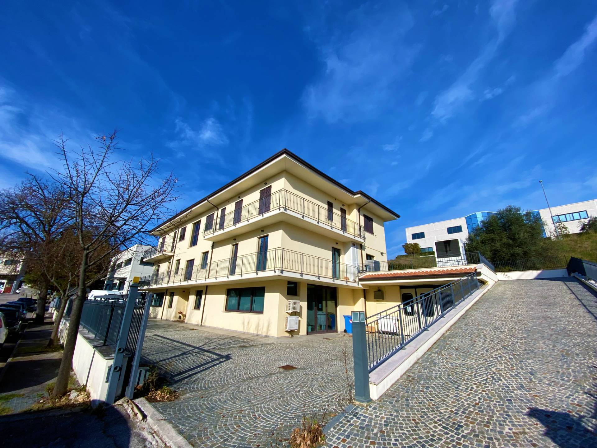 Locale commerciale - artigianale - uffici in vendita a Porto San Giorgio, Salvano