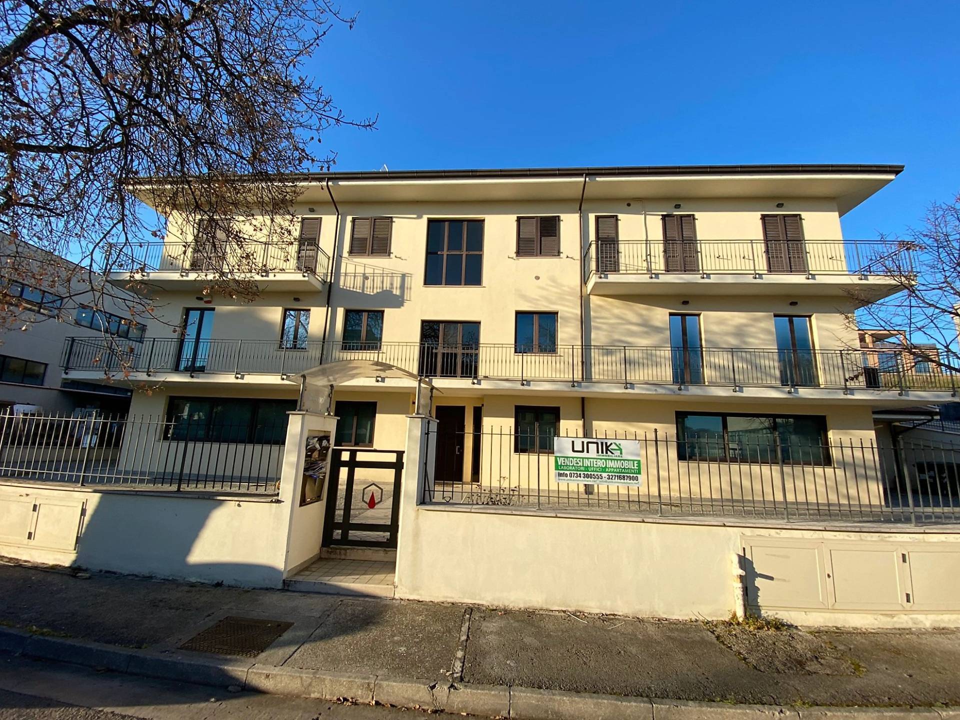 Locale commerciale - artigianale - uffici in vendita a Porto San Giorgio, Salvano