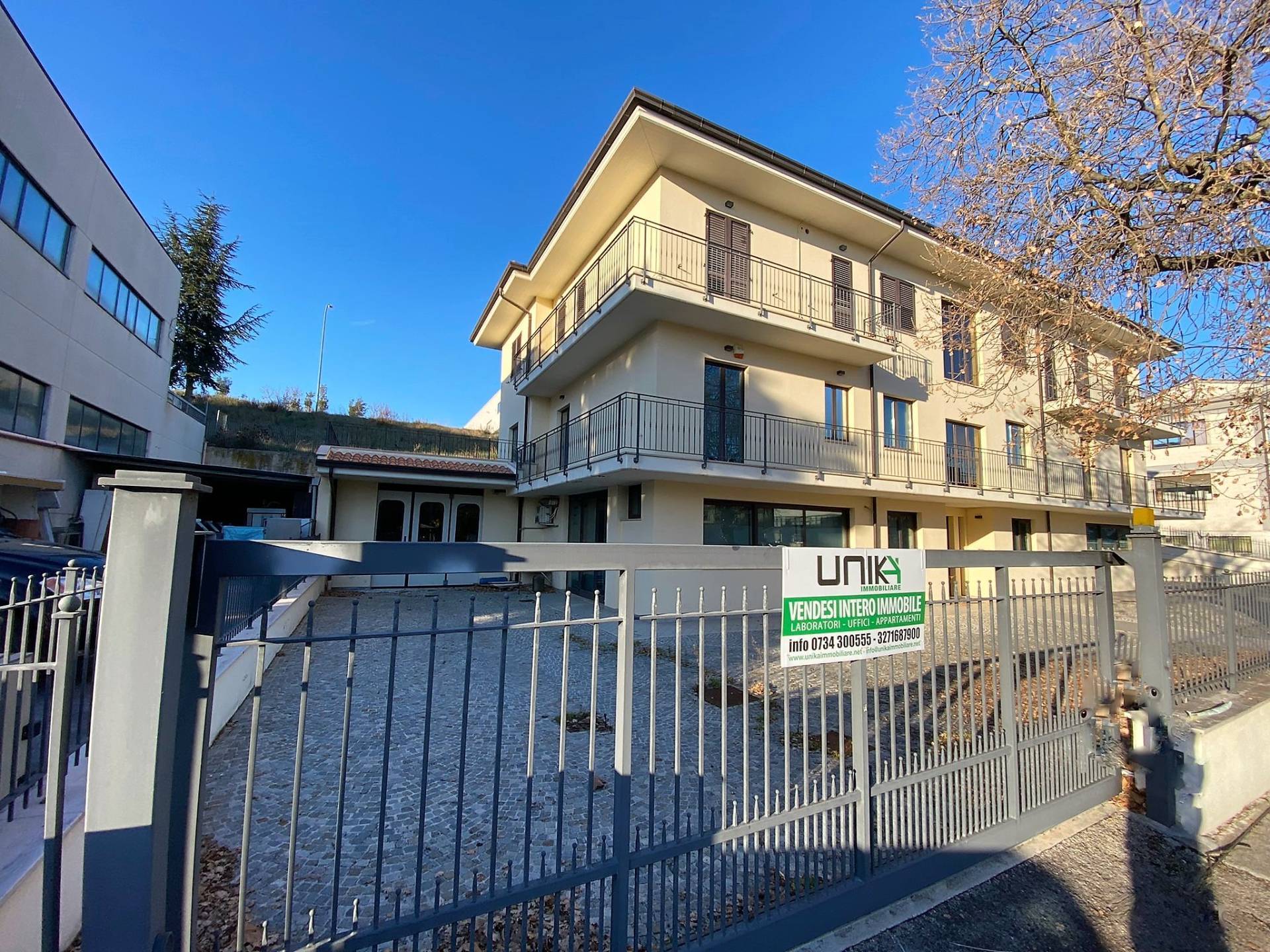 Locale commerciale - artigianale - uffici in vendita a Porto San Giorgio, Salvano