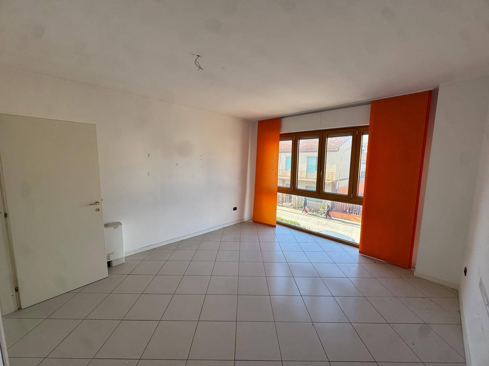 Locale commerciale - artigianale - uffici in vendita a Porto San Giorgio, Piazza Gaslini