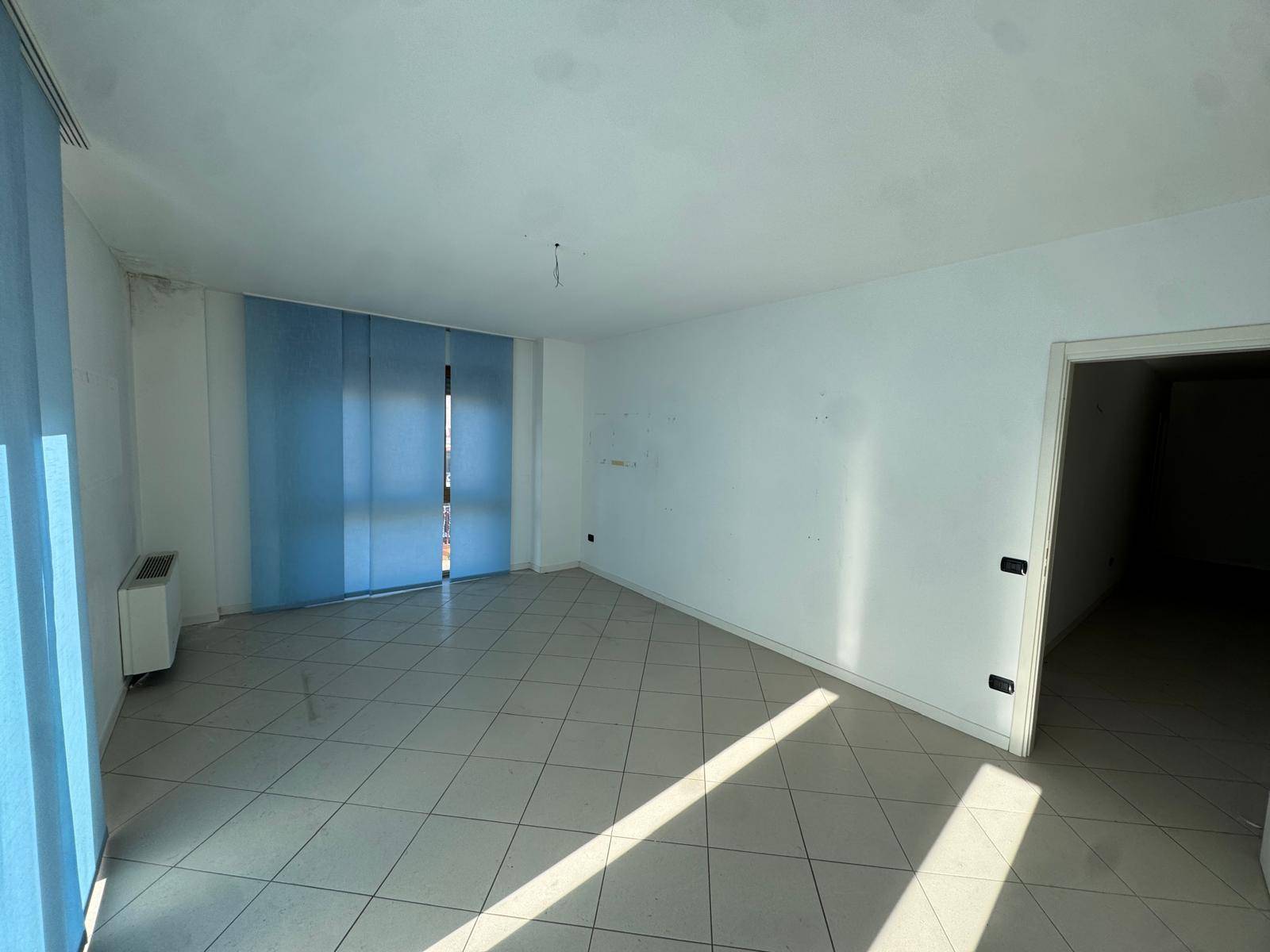 Locale commerciale - artigianale - uffici in vendita a Porto San Giorgio, Piazza Gaslini