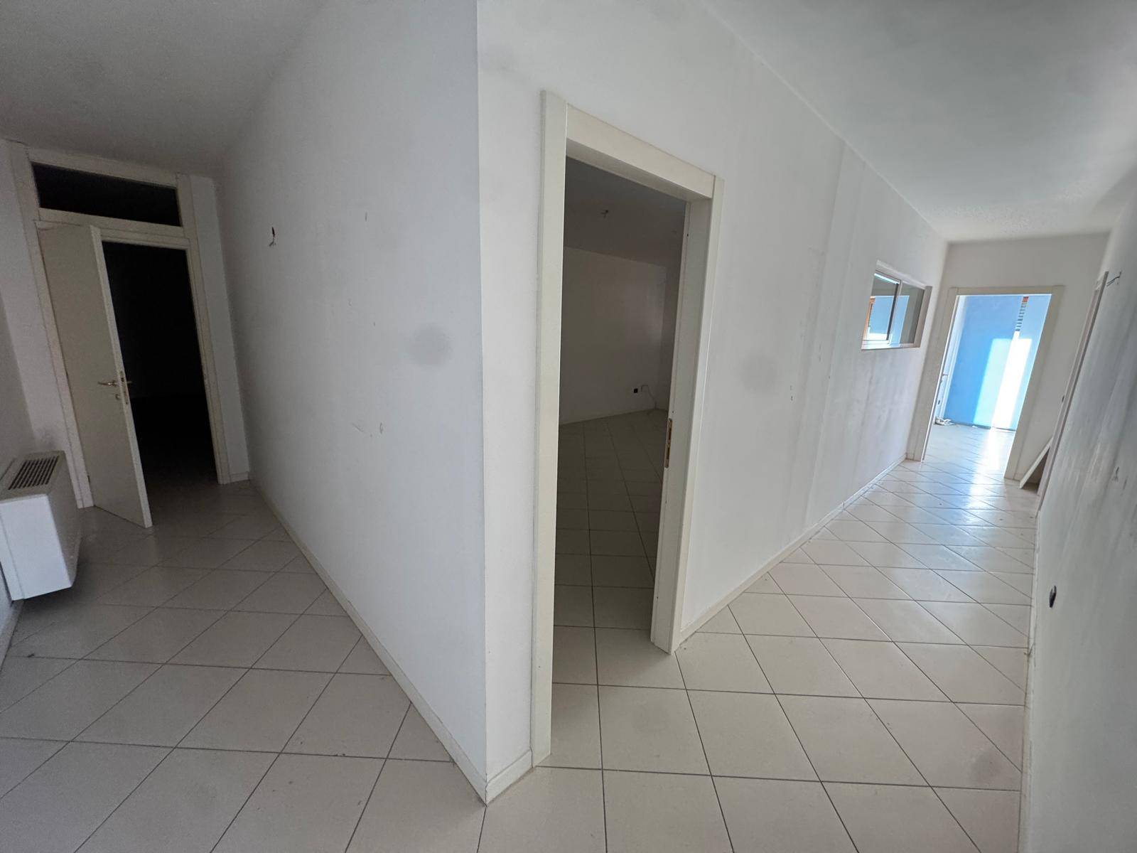 Locale commerciale - artigianale - uffici in vendita a Porto San Giorgio, Piazza Gaslini