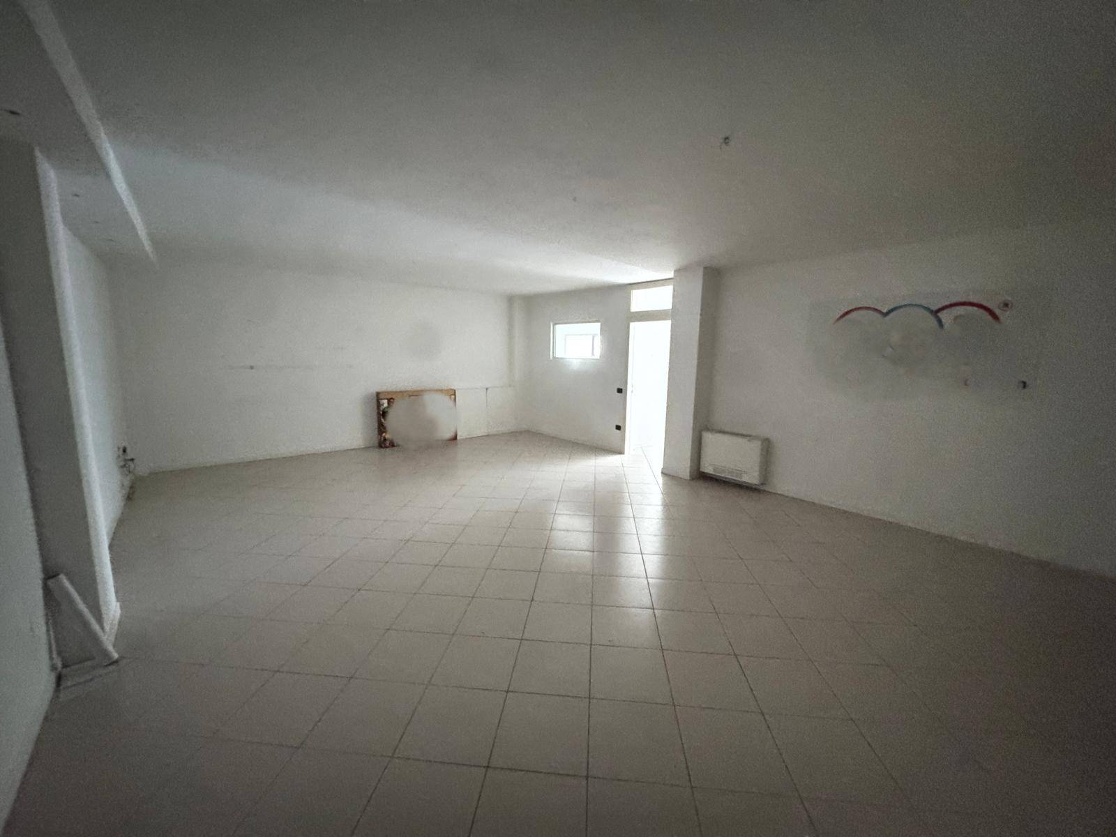 Locale commerciale - artigianale - uffici in vendita a Porto San Giorgio, Piazza Gaslini