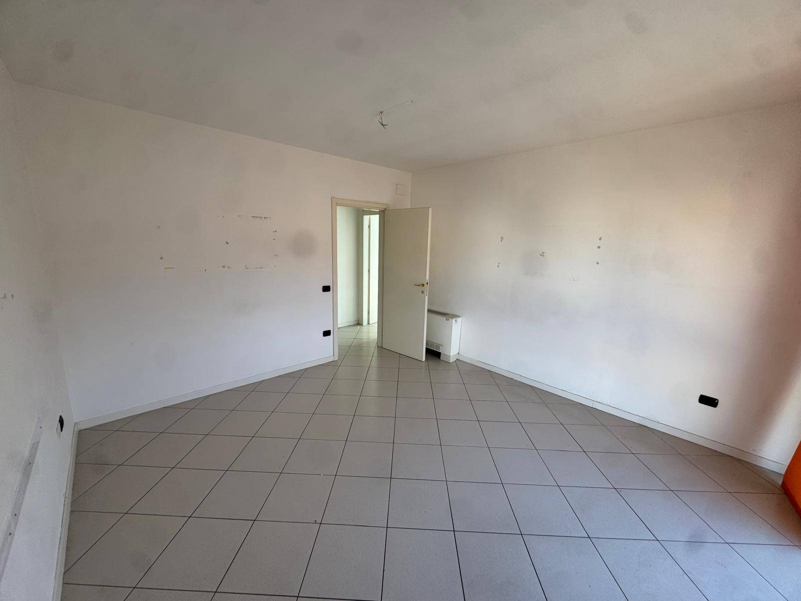 Locale commerciale - artigianale - uffici in vendita a Porto San Giorgio, Piazza Gaslini