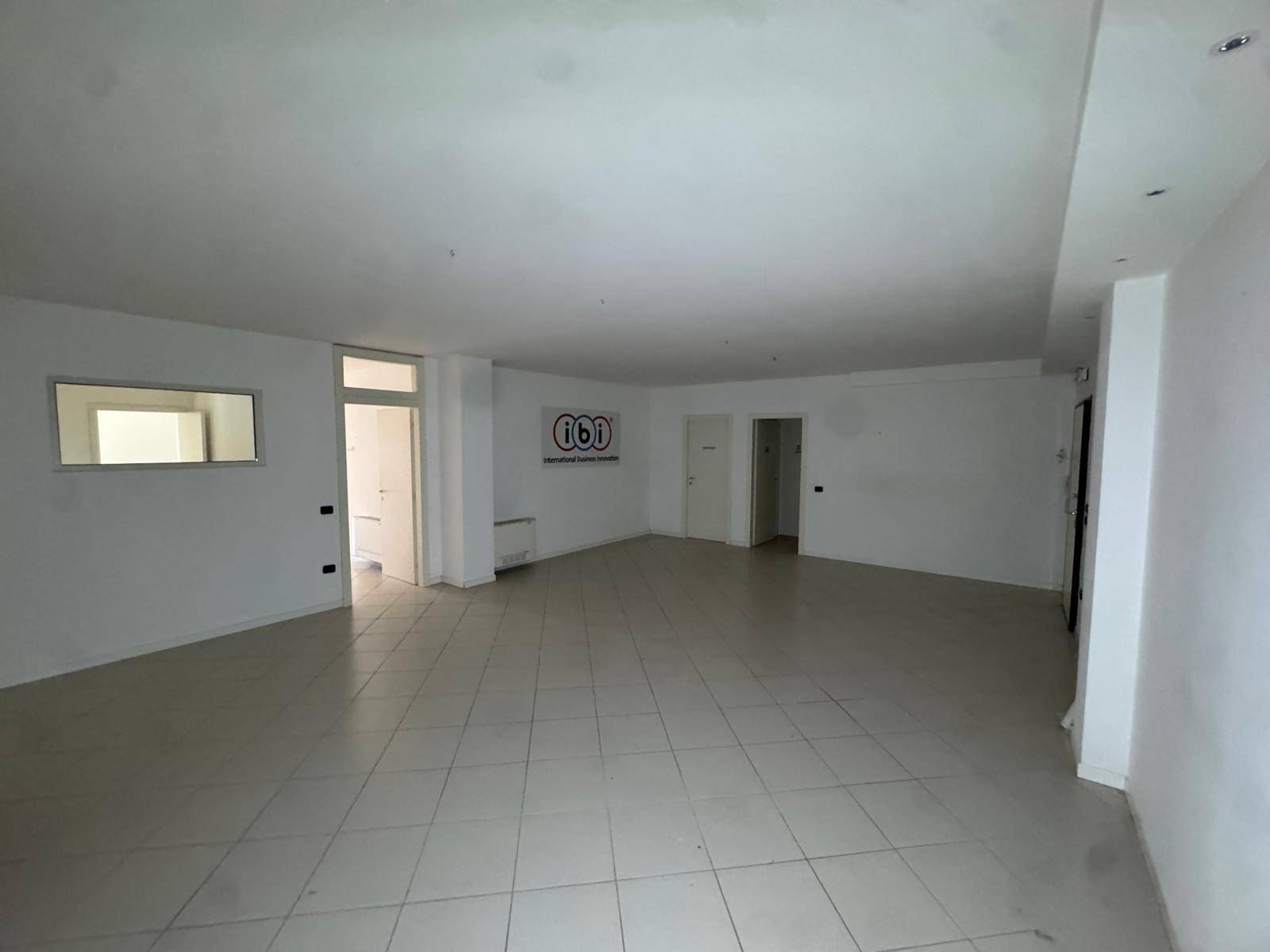 Locale commerciale - artigianale - uffici in vendita a Porto San Giorgio, Piazza Gaslini