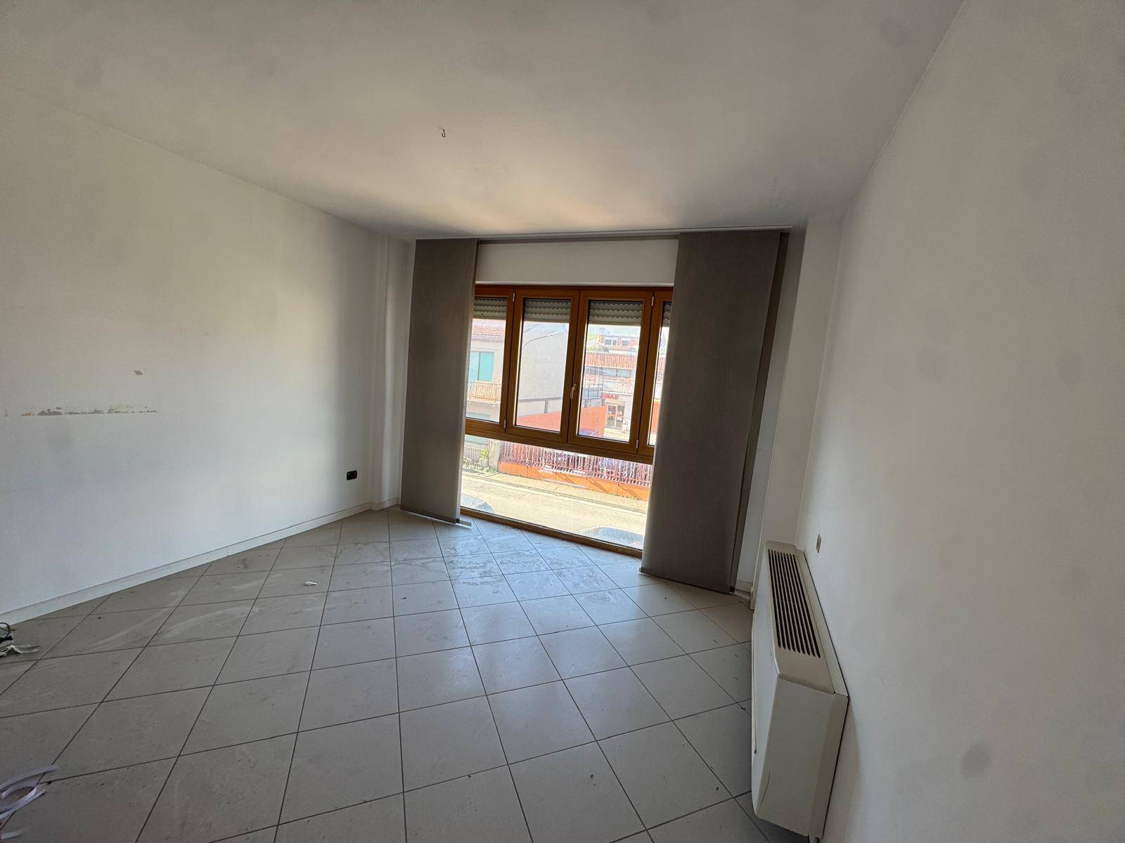 Locale commerciale - artigianale - uffici in vendita a Porto San Giorgio, Piazza Gaslini