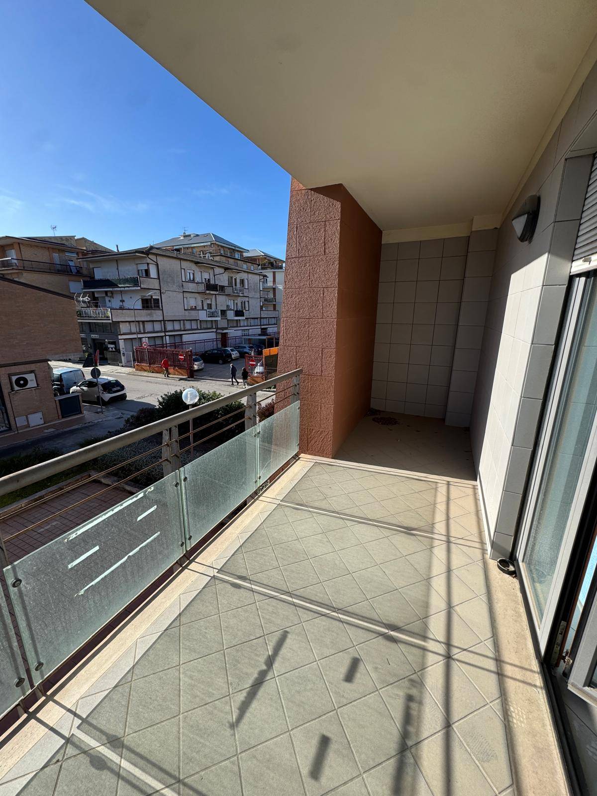 Locale commerciale - artigianale - uffici in vendita a Porto San Giorgio, Piazza Gaslini