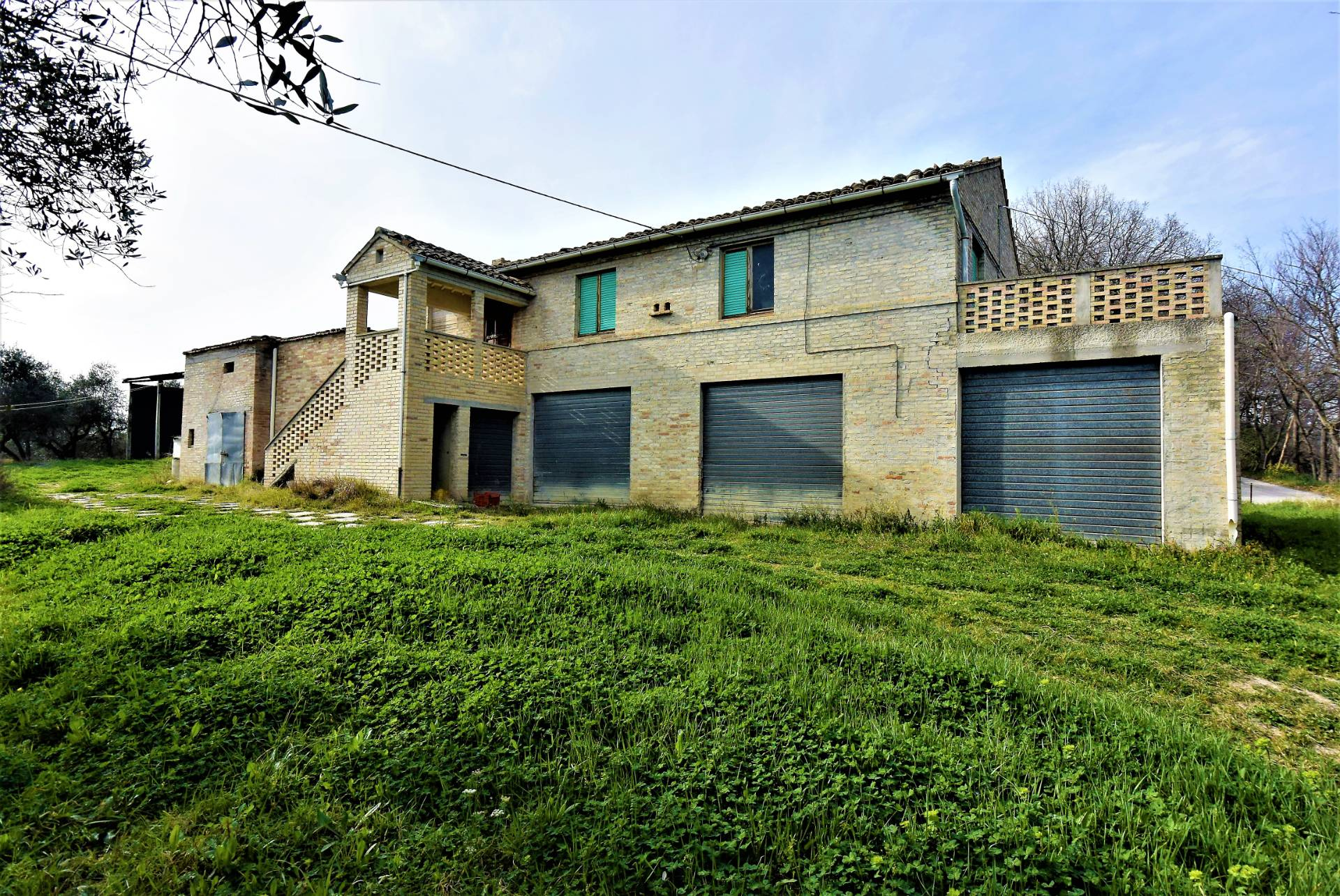 Casa Colonica con Terreno in vendita a Fermo