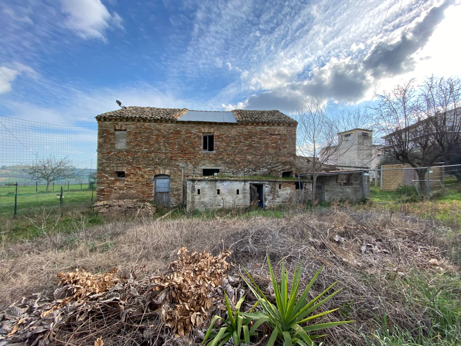 Rudere con terreno in vendita a Monte Urano