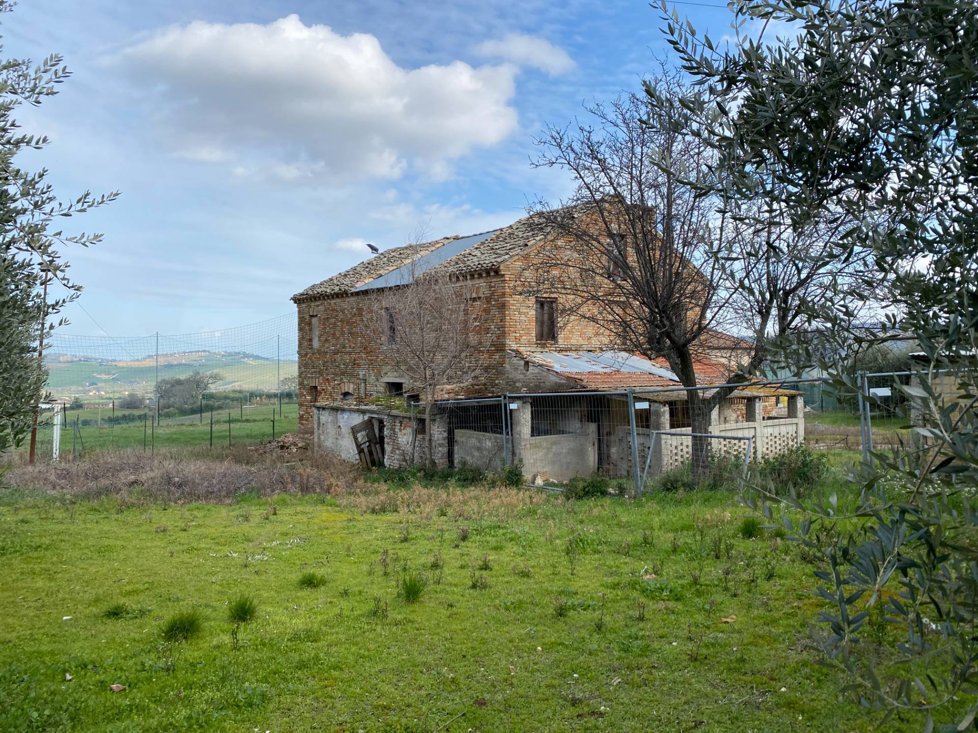 Rudere con terreno in vendita a Monte Urano