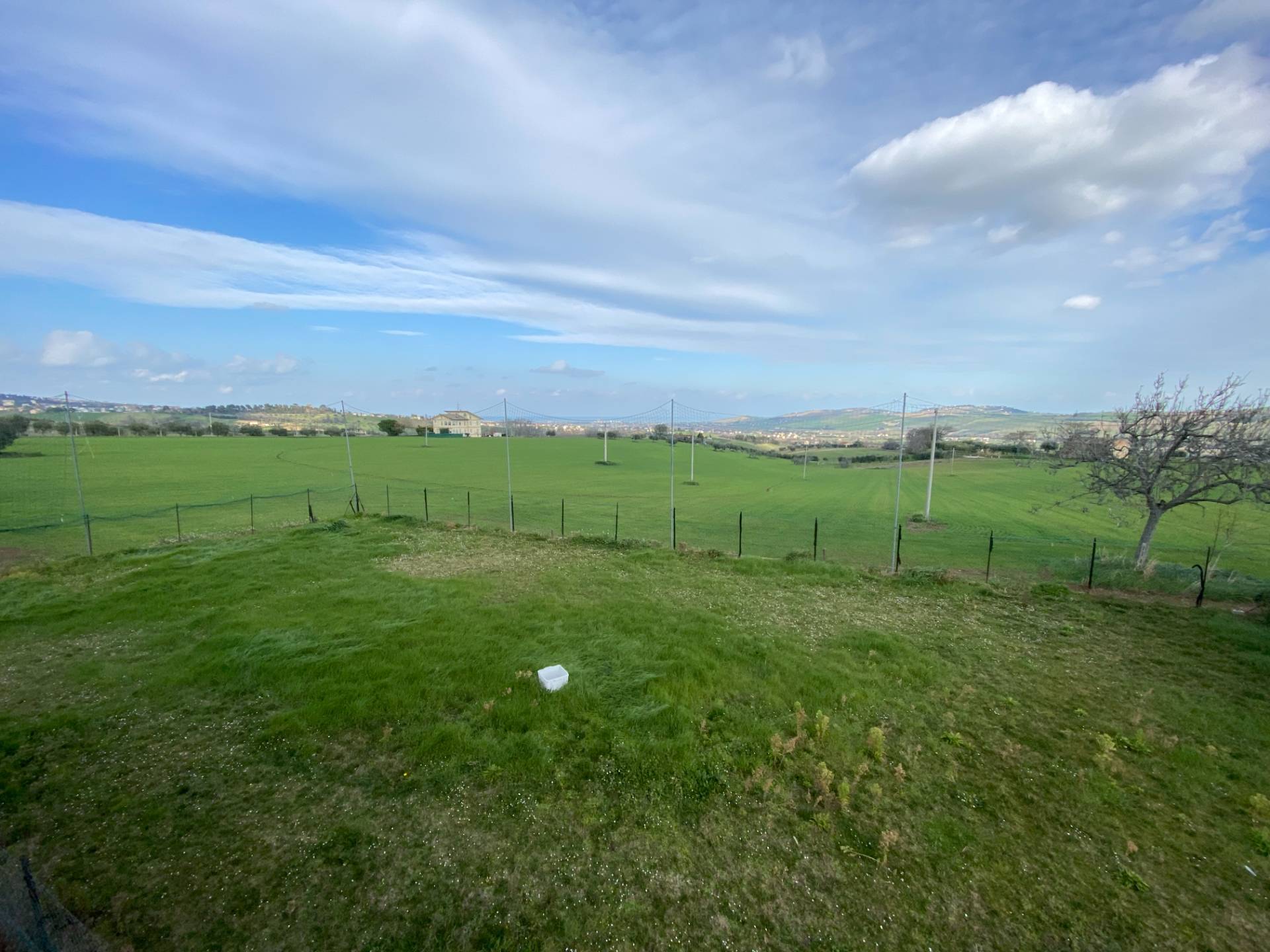 Rudere con terreno in vendita a Monte Urano