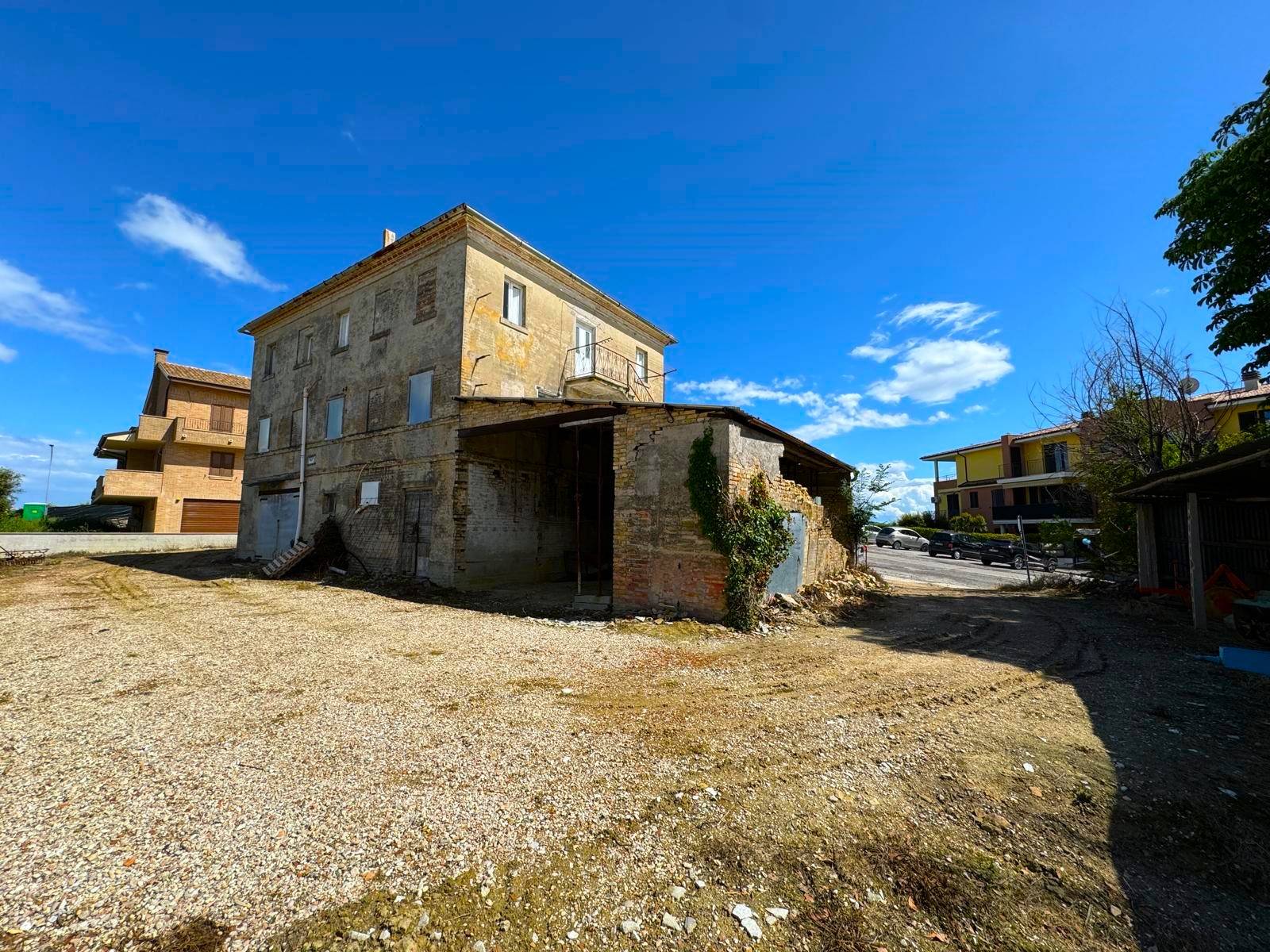 Casa Colonica con Terreno in vendita a Montegranaro