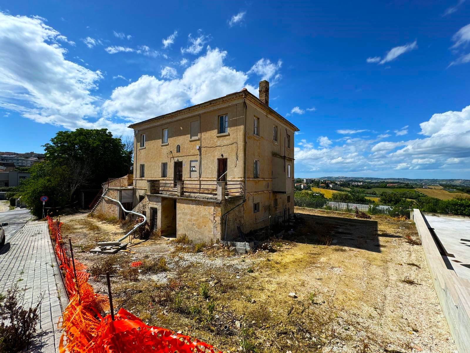 Casa Colonica con Terreno in vendita a Montegranaro