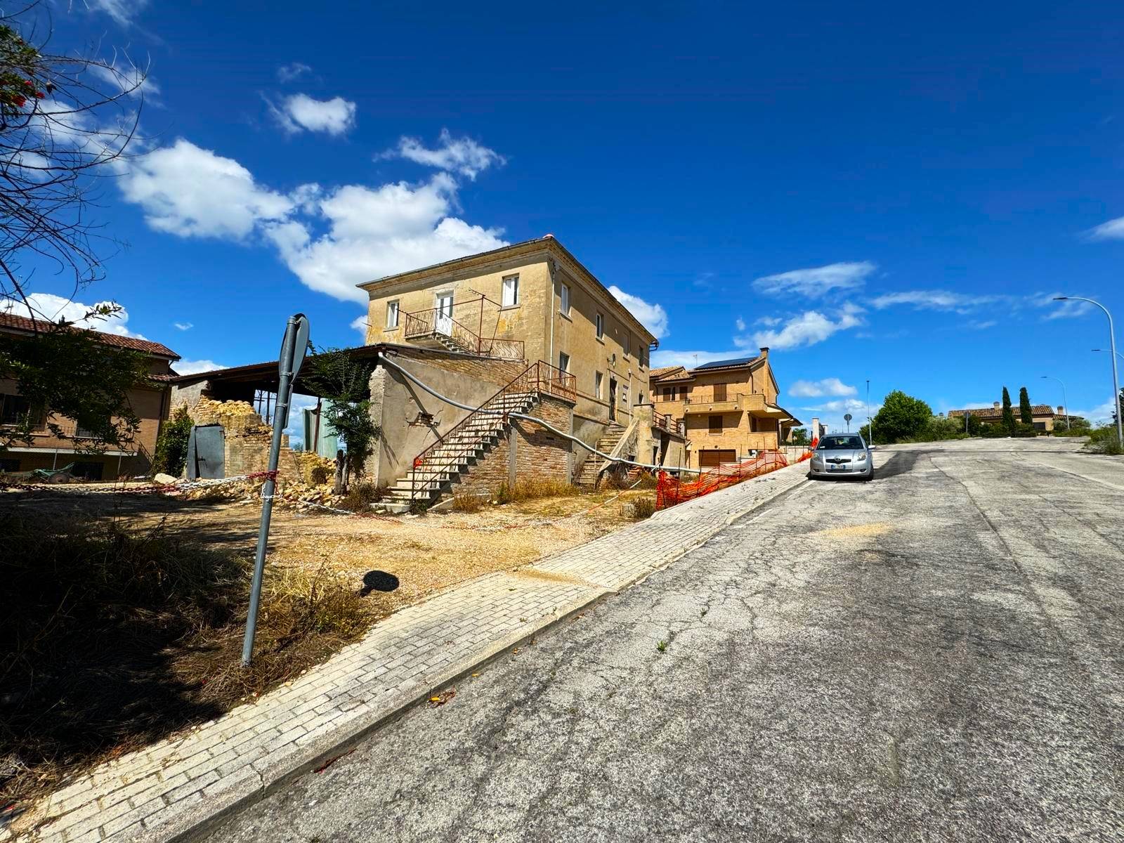 Casa Colonica con Terreno in vendita a Montegranaro