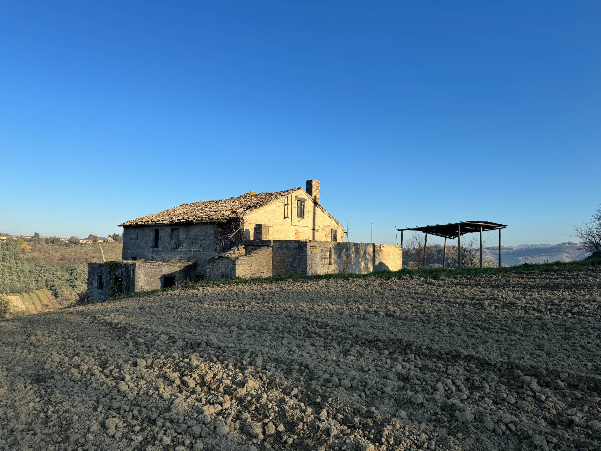 Casa Colonica con Terreno in vendita a Fermo